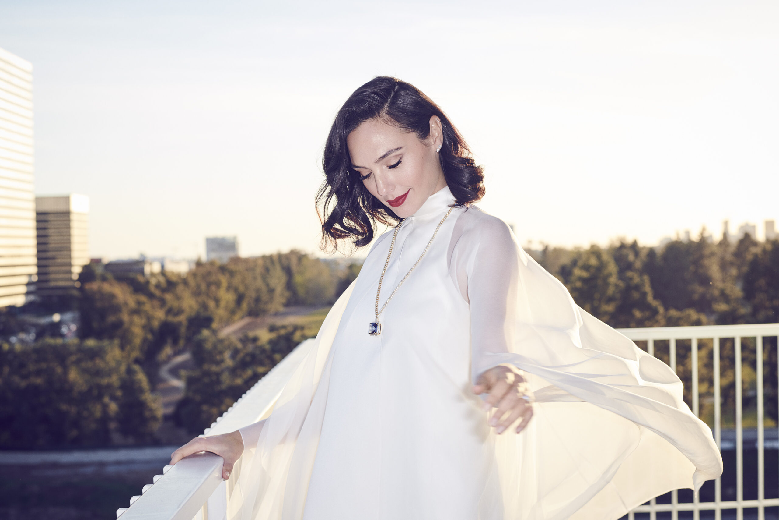 ガル・ガドットとアニャ・テイラー=ジョイが第78回ゴールデン・グローブ賞授賞式にティファニーをまとって登場