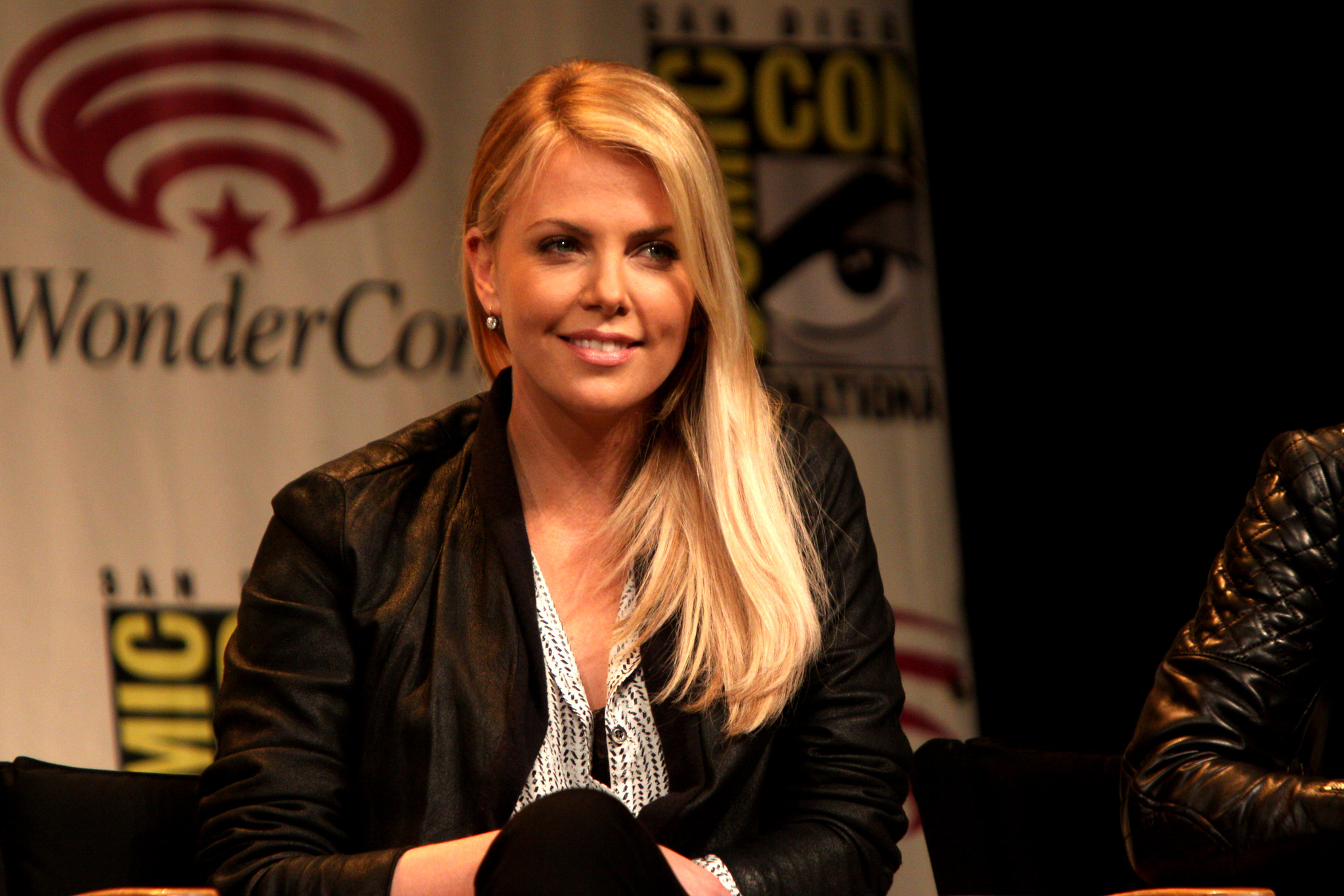 シャーリーズ・セロン、『ムーラン』ニキ・カーロ監督と男女平等がテーマのサーフィン映画を製作