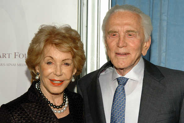 カーク・ダグラスの夫人でマイケル・ダグラスの義理の母アンが102歳で死去