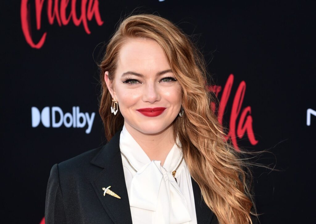 エマ・ストーンが映画『クルエラ』プレミアにルイ・ヴィトン着用で登場