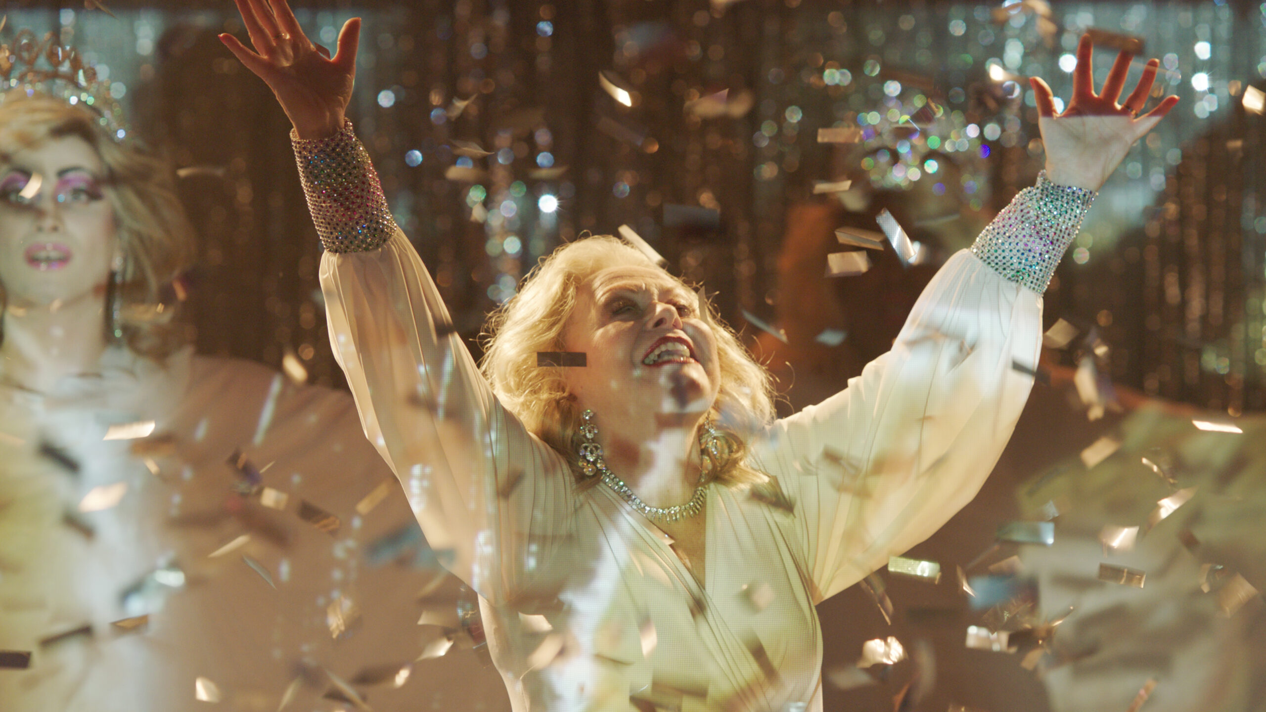 ごく普通の主婦がドラァグクイーンとゲイバー再建に挑む！『ステージ・マザー』5月21日より先行配信決定