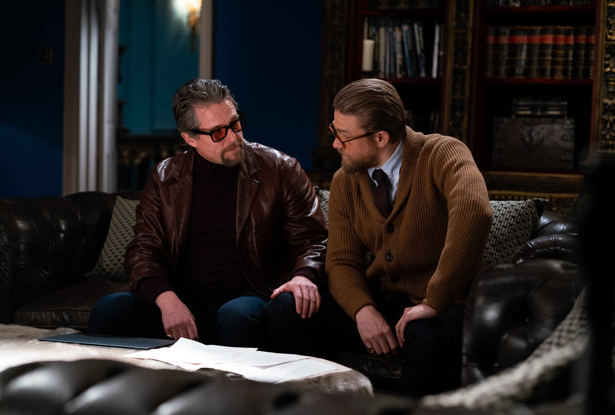 鬼才ガイ・リッチー監督の撮影は「予測不能」! ヒュー・グラント&チャーリー・ハナムの『ジェントルメン』2Sインタビュー映像解禁