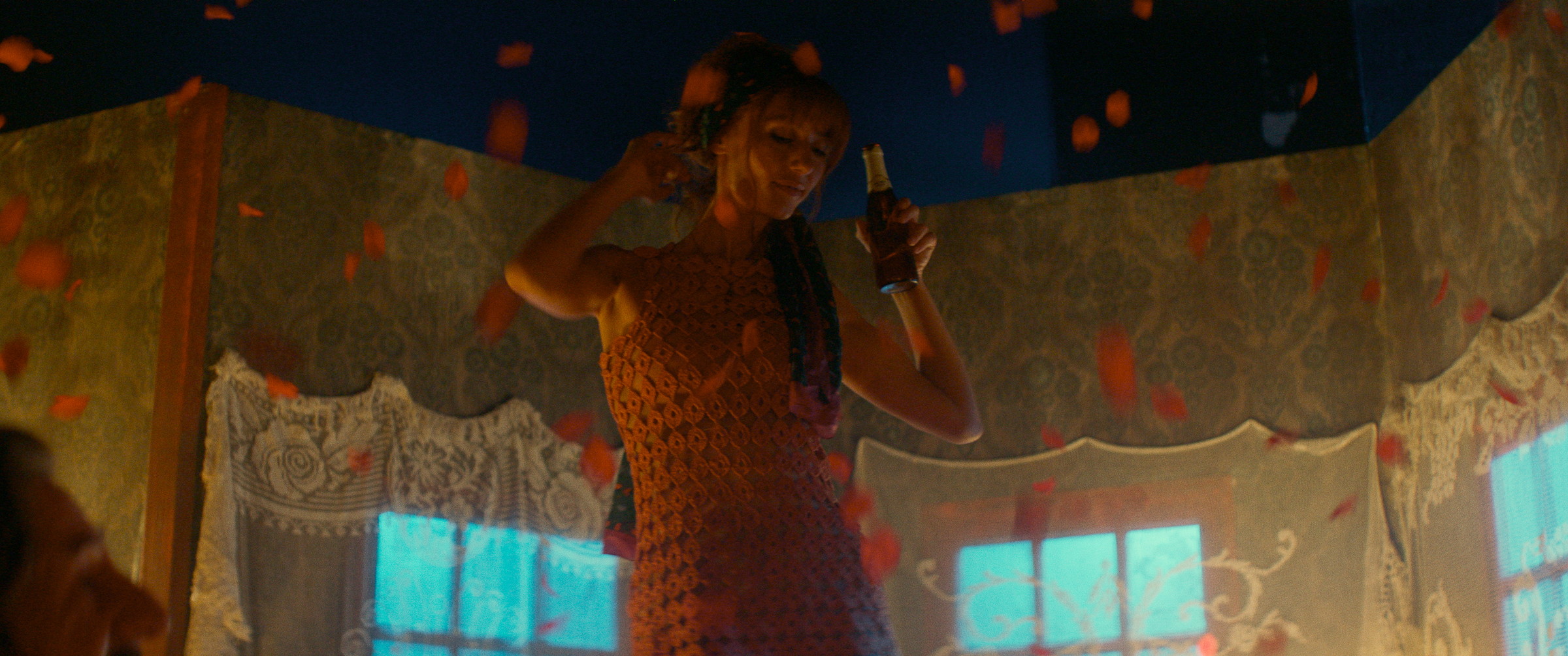 新進女優の妖艶なダンスに目がくぎづけ!『ベル・エポックでもう一度』より「バラの雨」の本編映像が解禁