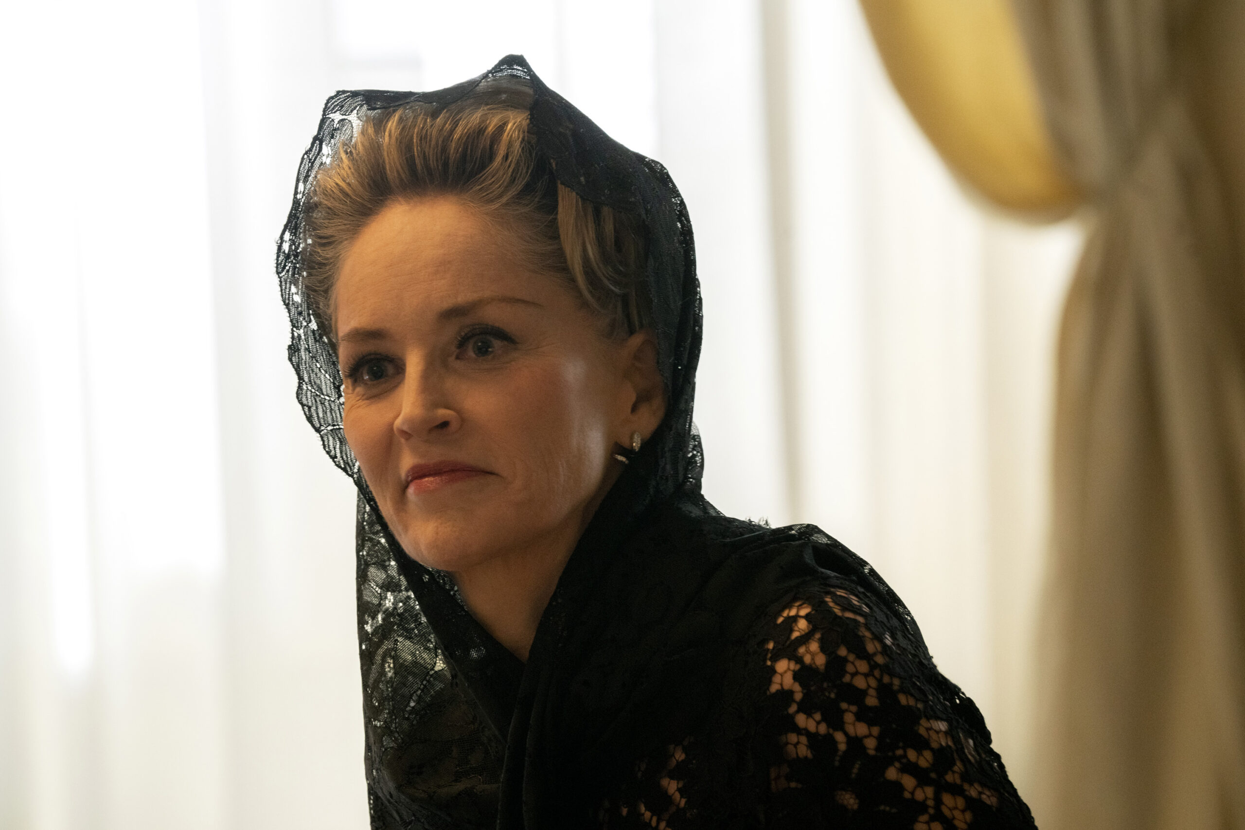 豪華スターのゲスト出演も話題の『ニュー・ポープ 悩める新教皇』からシャロン・ストーンの貴重な写真が初解禁