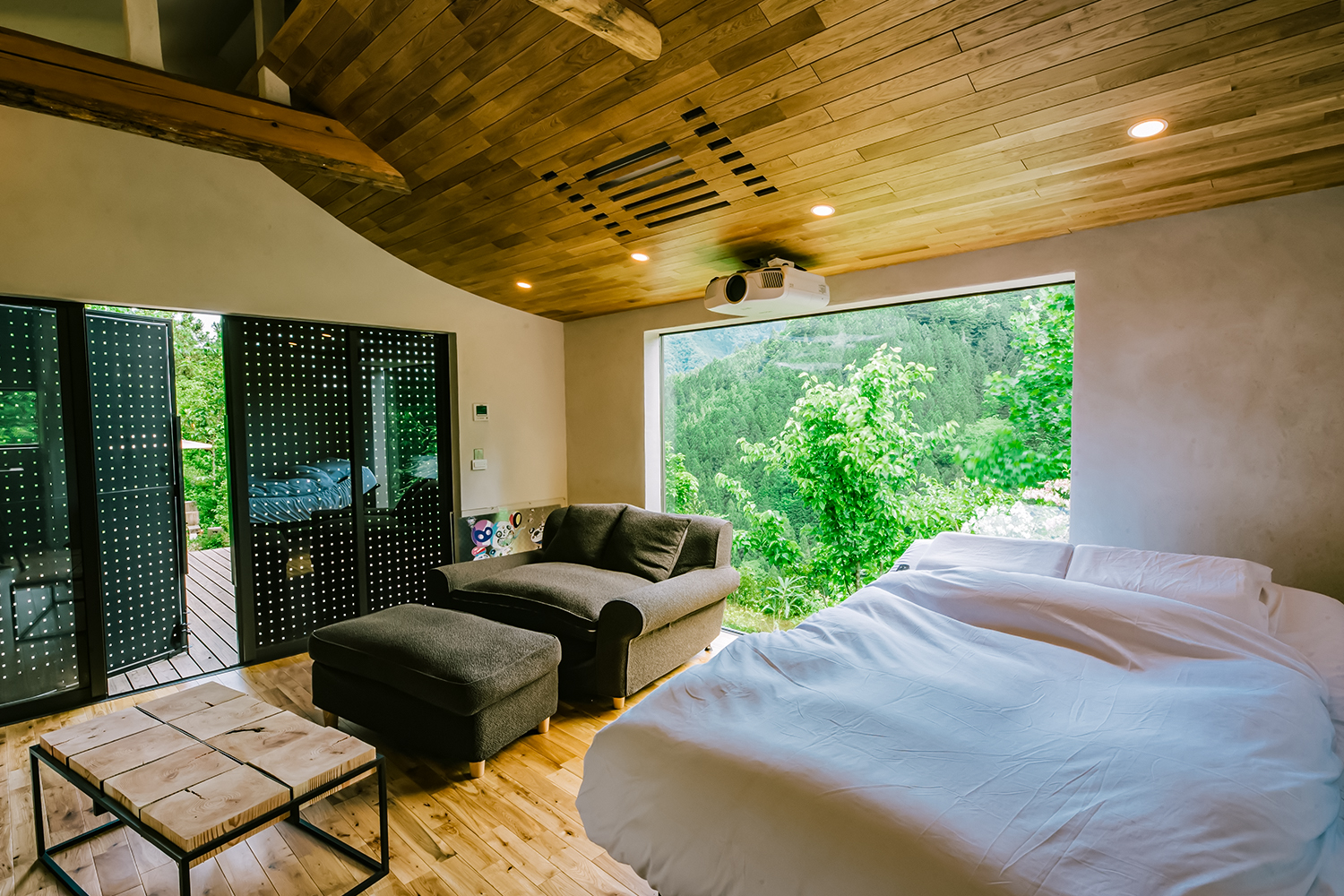 「宿泊できる映画館」がコンセプトの「THEATER1」がリゾートグランピングドットコムに掲載開始