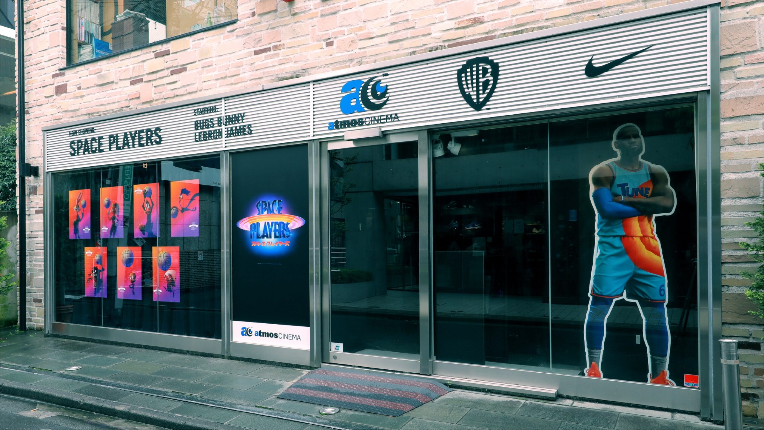 スニーカーセレクトショップ「atmos」より映画『スペース・プレイヤーズ』の公開に合わせたNIKEのコレクションが登場