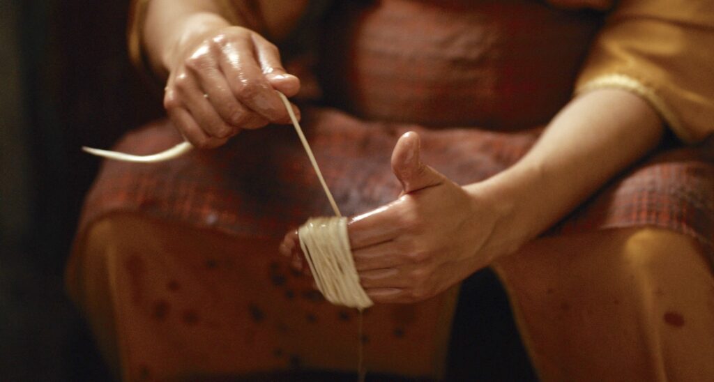 モロッコ伝統の「手延べ麺」のようなパンケーキを作る！『モロッコ、彼女たちの朝』本編映像解禁