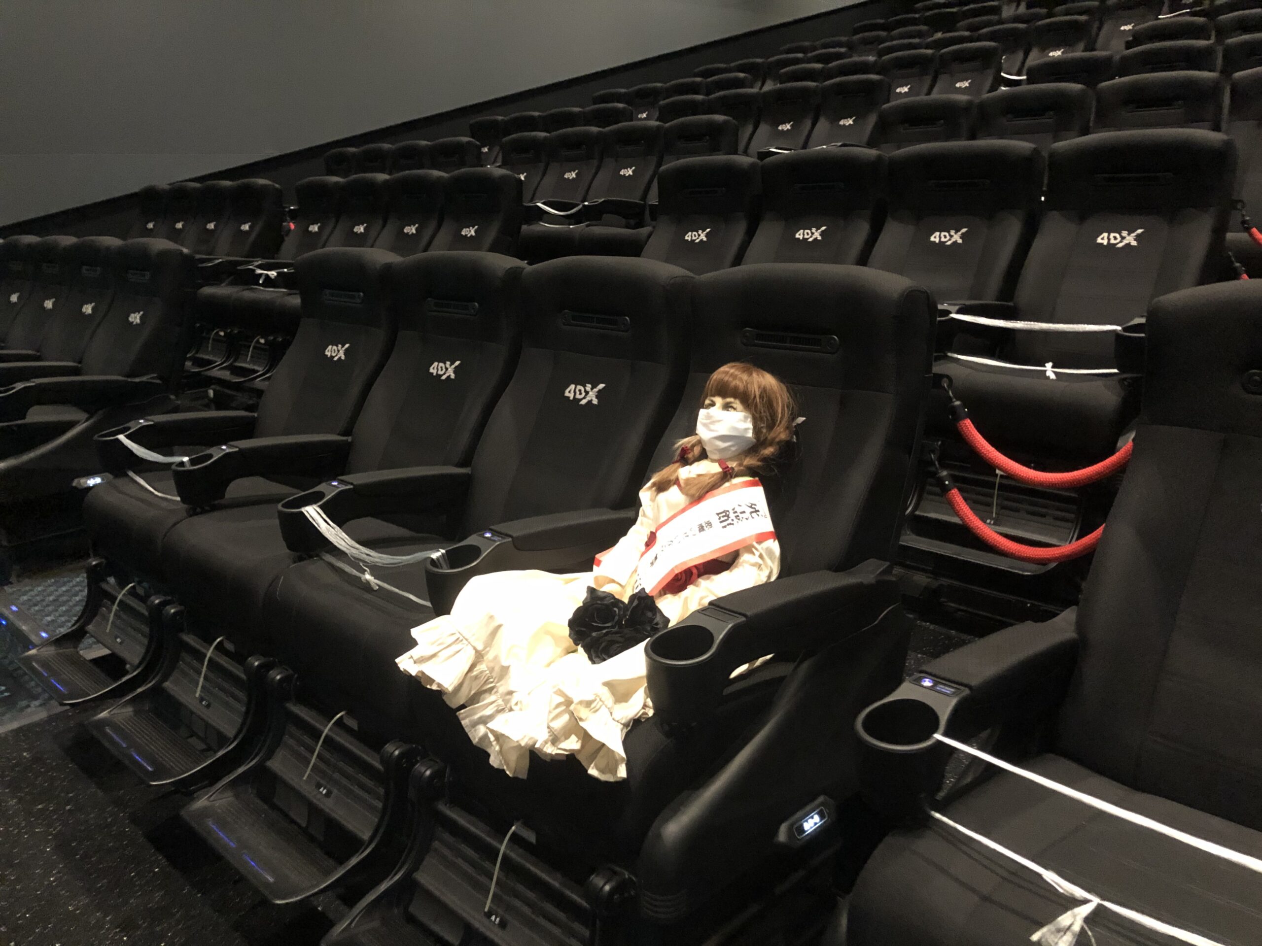 初めての4D体験にぐったり⁉宣伝隊長アナベルが『死霊館 悪魔のせいなら、無罪。』4D上映を実体験