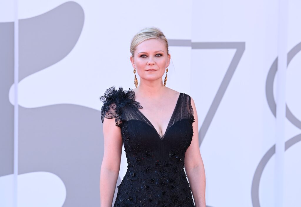 キルスティン・ダンストらがアルマーニのドレス着用で第78回ベネチア国際映画祭に来場