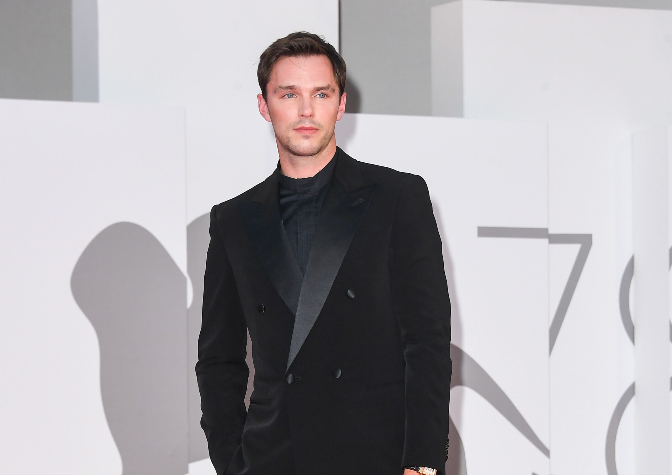 ニコラス・ホルトら多くのメンズセレブも第78回ベネチア国際映画祭でアルマーニを着用