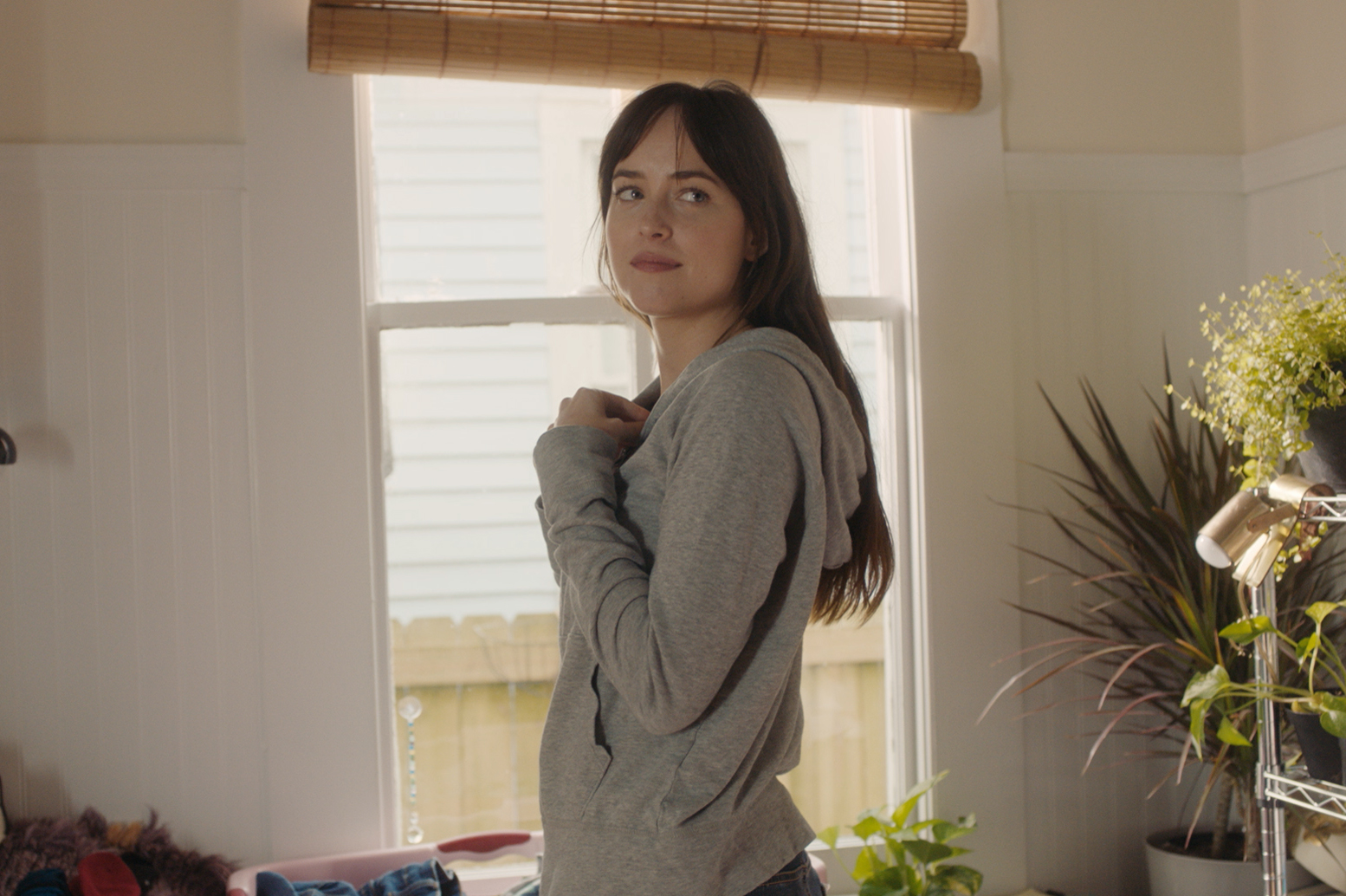 闘病生活を送る妻が「死ぬまでにしたいこと」とは?『Our Friend』本編映像&ダコタ・ジョンソンらのコメント解禁