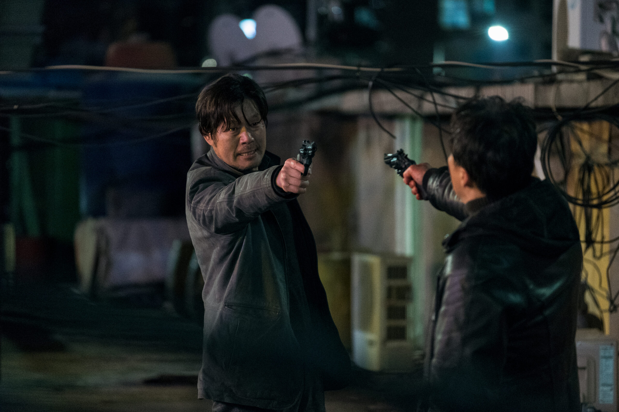 刑事たちがマフィアのアジトへ突入する緊迫の瞬間を捉えた『ビースト』本編映像解禁