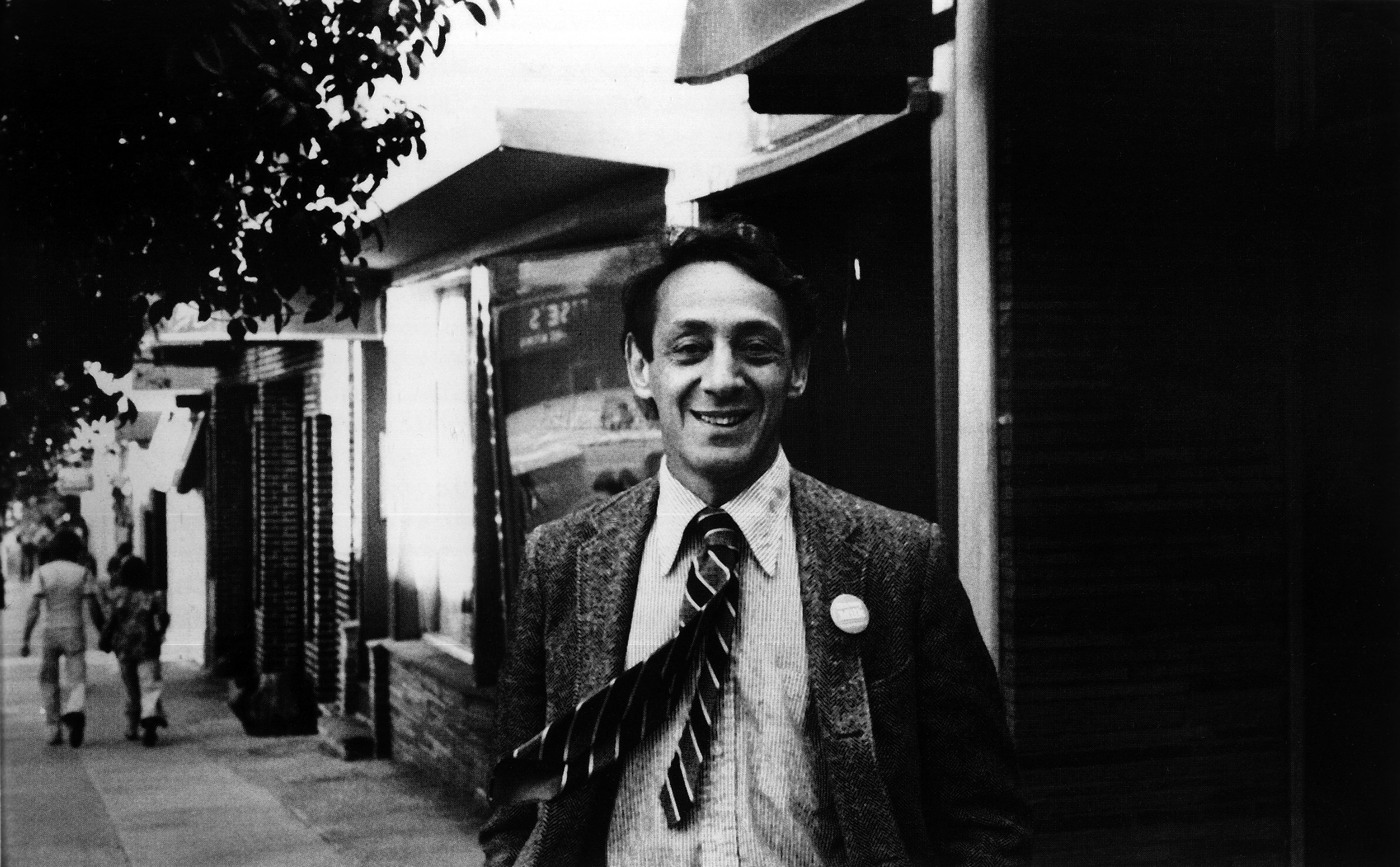 ゲイと公言して全米初の公職に就いた伝説の活動家のドキュメンタリー『ハーヴェイ・ミルク』メモリアル上映が決定