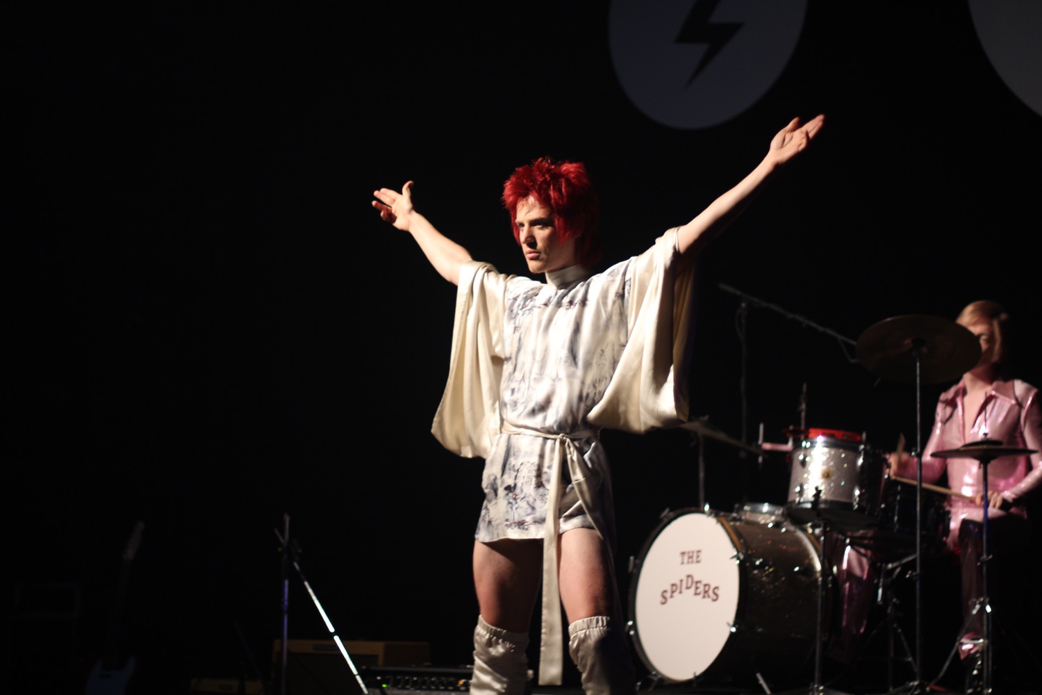 デヴィッド・ボウイが「お気に入りの曲」を熱唱!『スターダスト』本編より「兄との歌唱シーン」が解禁