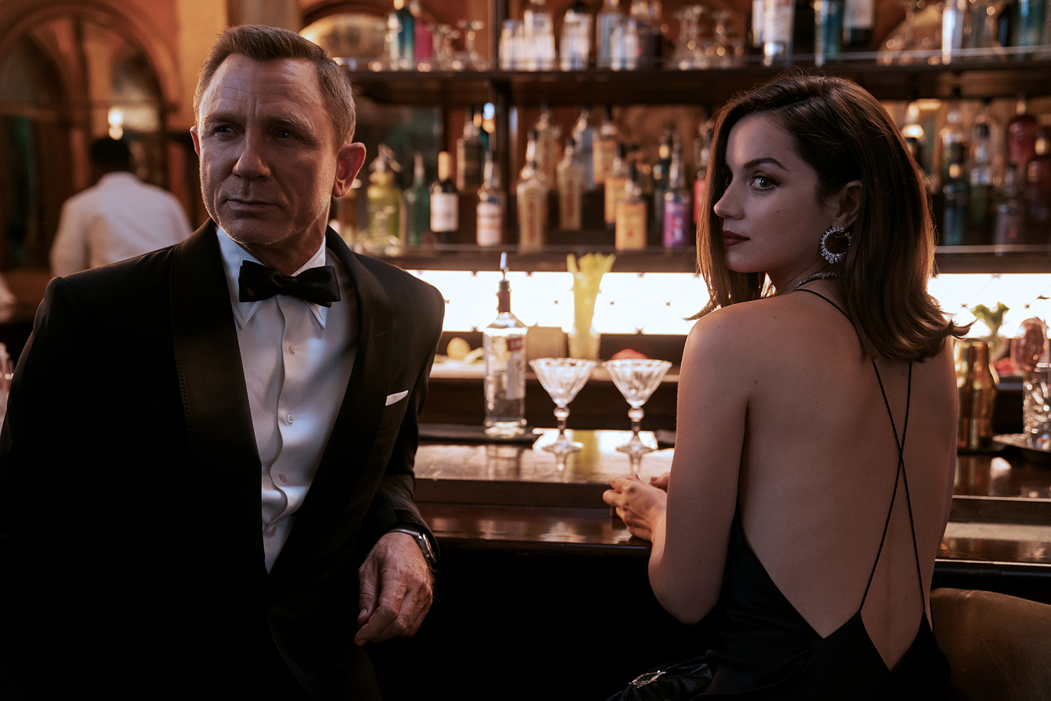 ダニエル・クレイグが実際に着用したタキシードも!『007/ノー・タイム・トゥ・ダイ』衣装の特別展が緊急開催中