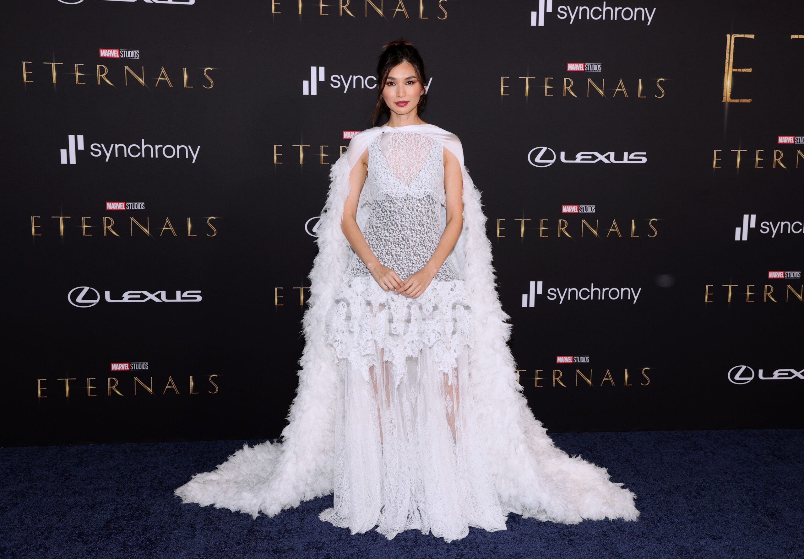 映画『エターナルズ』プレミアにジェンマ・チャンがルイ・ヴィトンをまとって登場