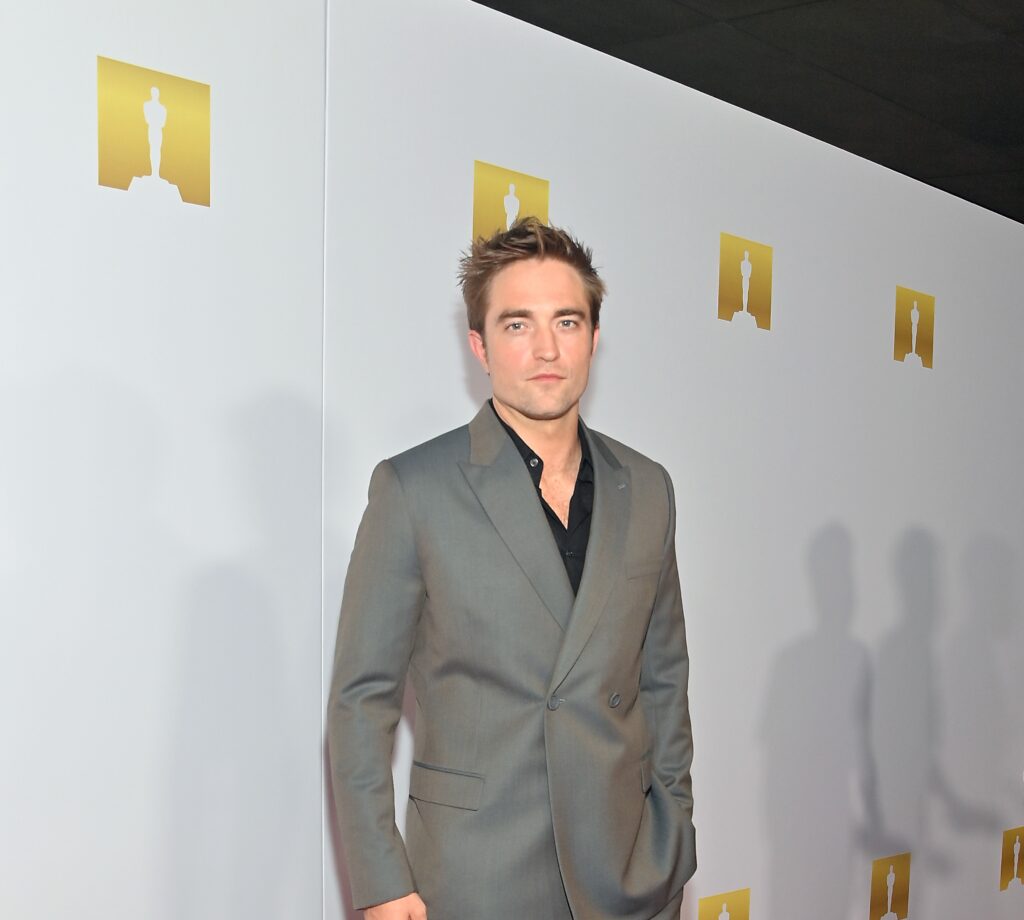 ロバート・パティンソンがアカデミー映画博物館のプレミアパーティにディオール着用で登場