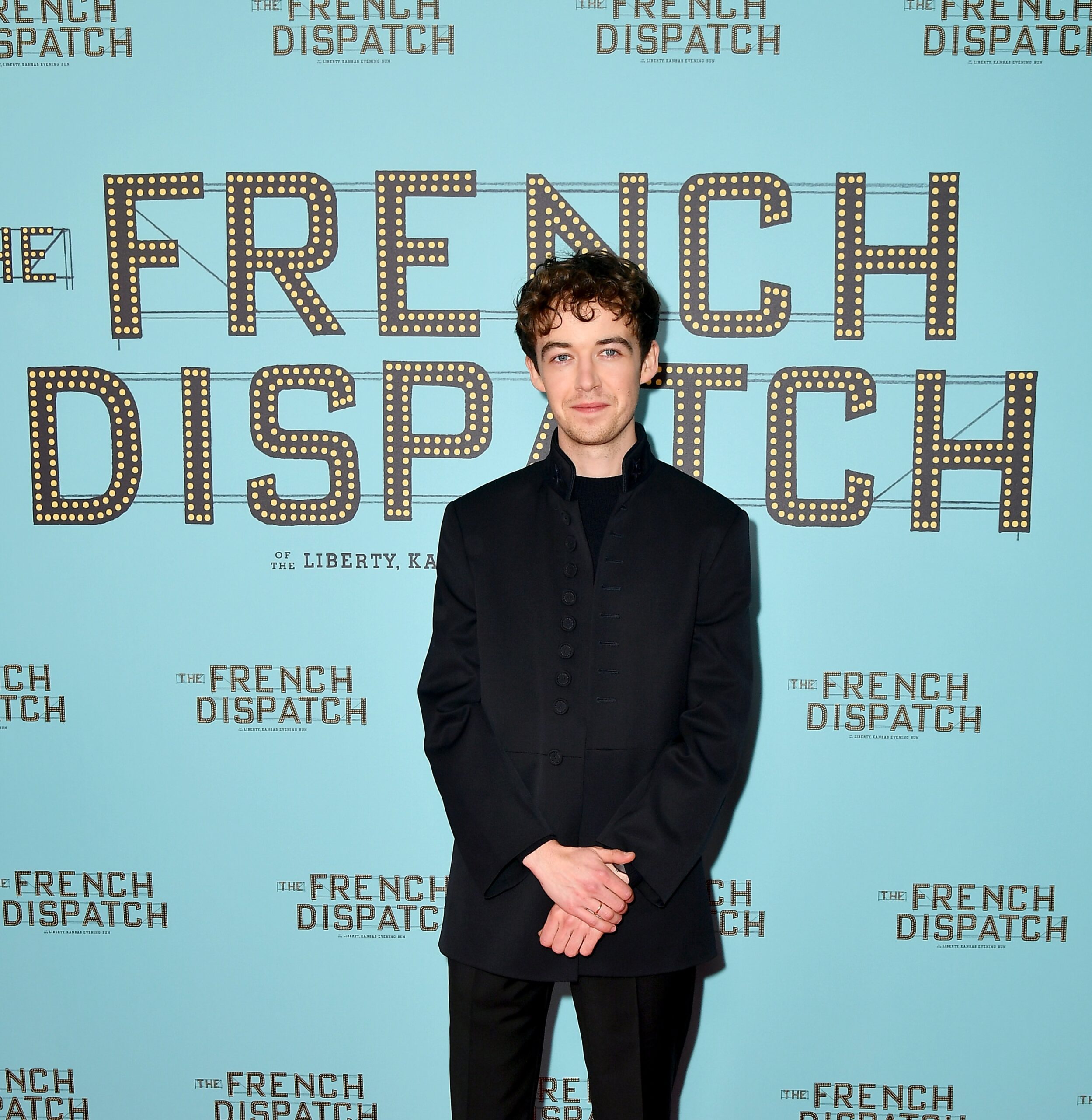『フレンチ・ディスパッチ』のプレミアで英国の注目若手俳優アレックス・ロウザーがディオールを着用