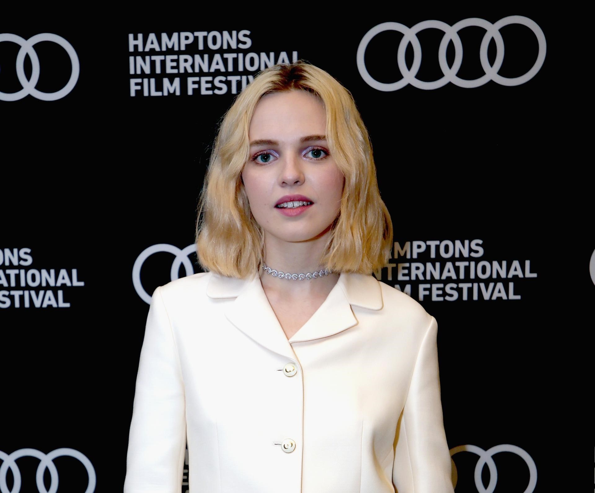 注目の新進女優オデッサ・ヤングがディオール着用でハンプトン国際映画祭に登場