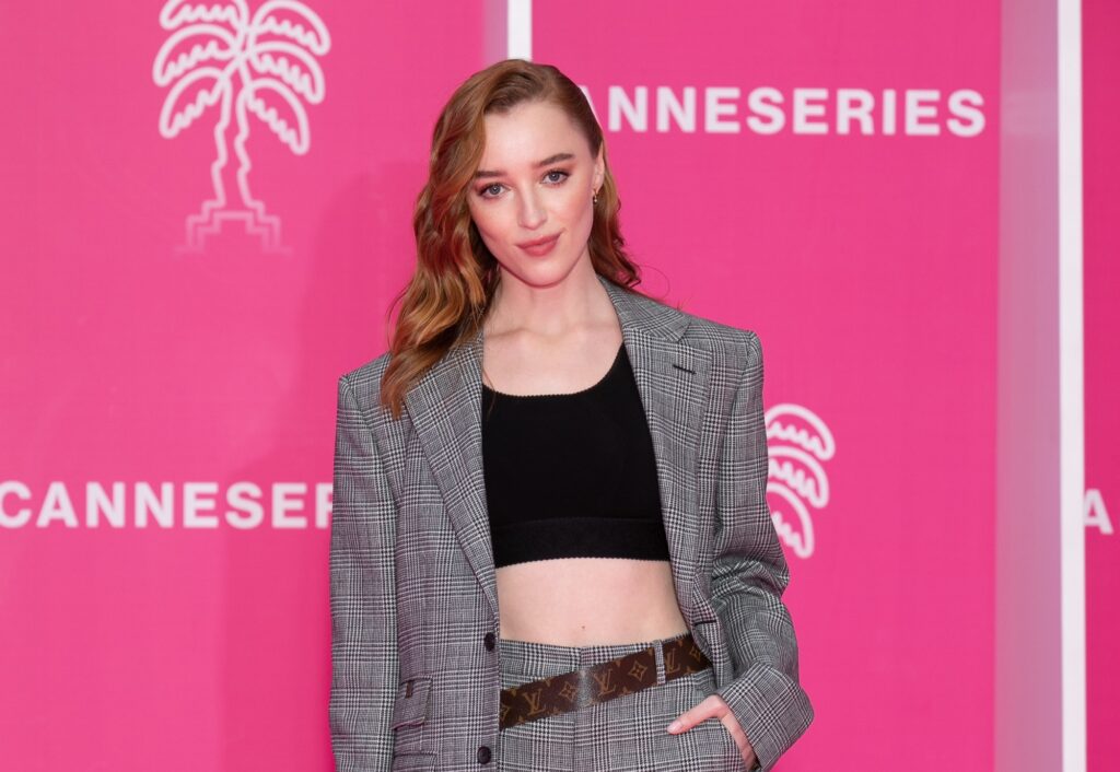 『ブリジャートン家』フィービー・ディネヴァーがルイ・ヴィトン着用で映画祭に登場