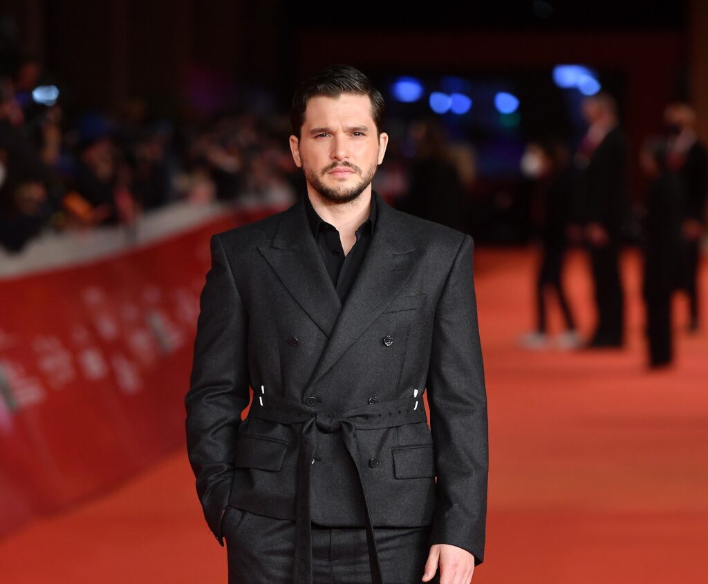 『エターナルズ』プレミア上映会でキット・ハリントンがルイ・ヴィトンを着用