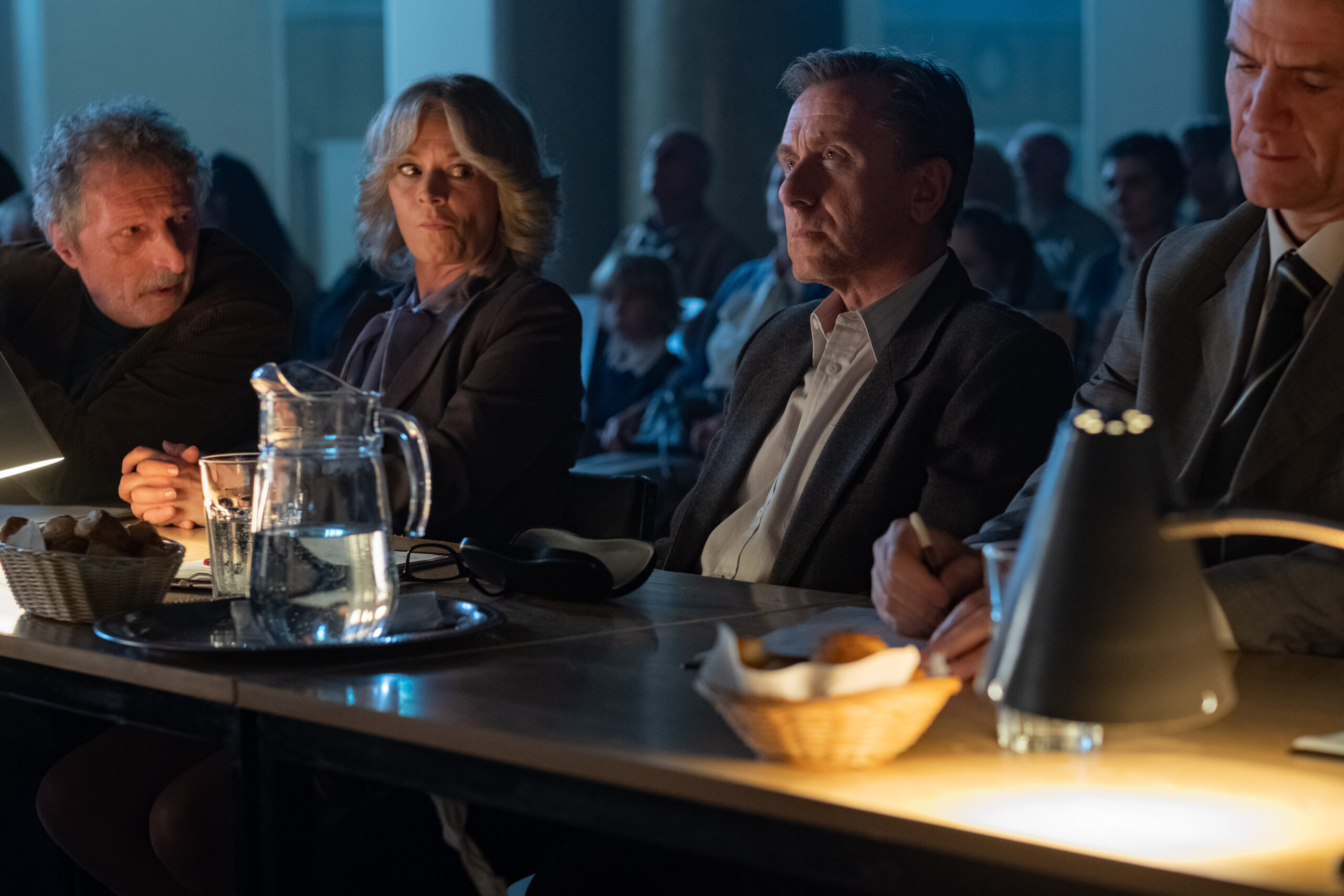 目を潤ませるティム・ロスの視線の先にあるものとは…？『天才ヴァイオリニストと消えた旋律』物語導入部の本編映像が解禁