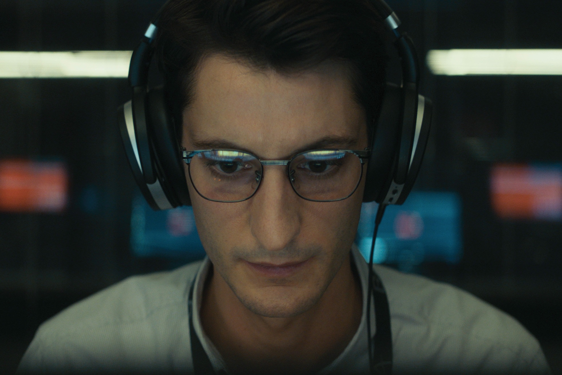 ピエール・ニネ主演の体感型スリラー『ブラックボックス:音声分析捜査』来年1月公開決定 航空機事故の真相に迫る「音のプロ」を描く