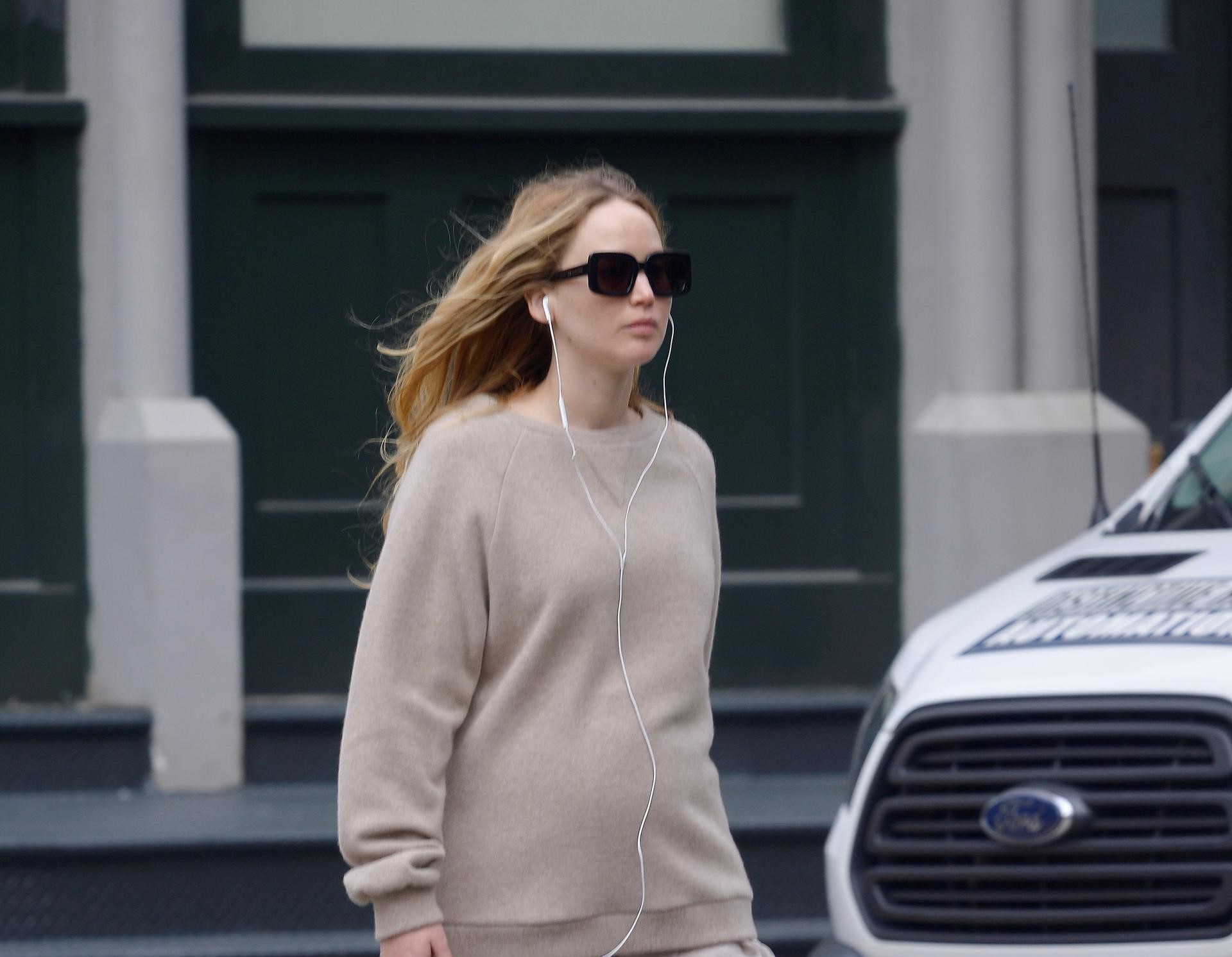 ジェニファー・ローレンスがディオールの「サドル」バッグを愛用中