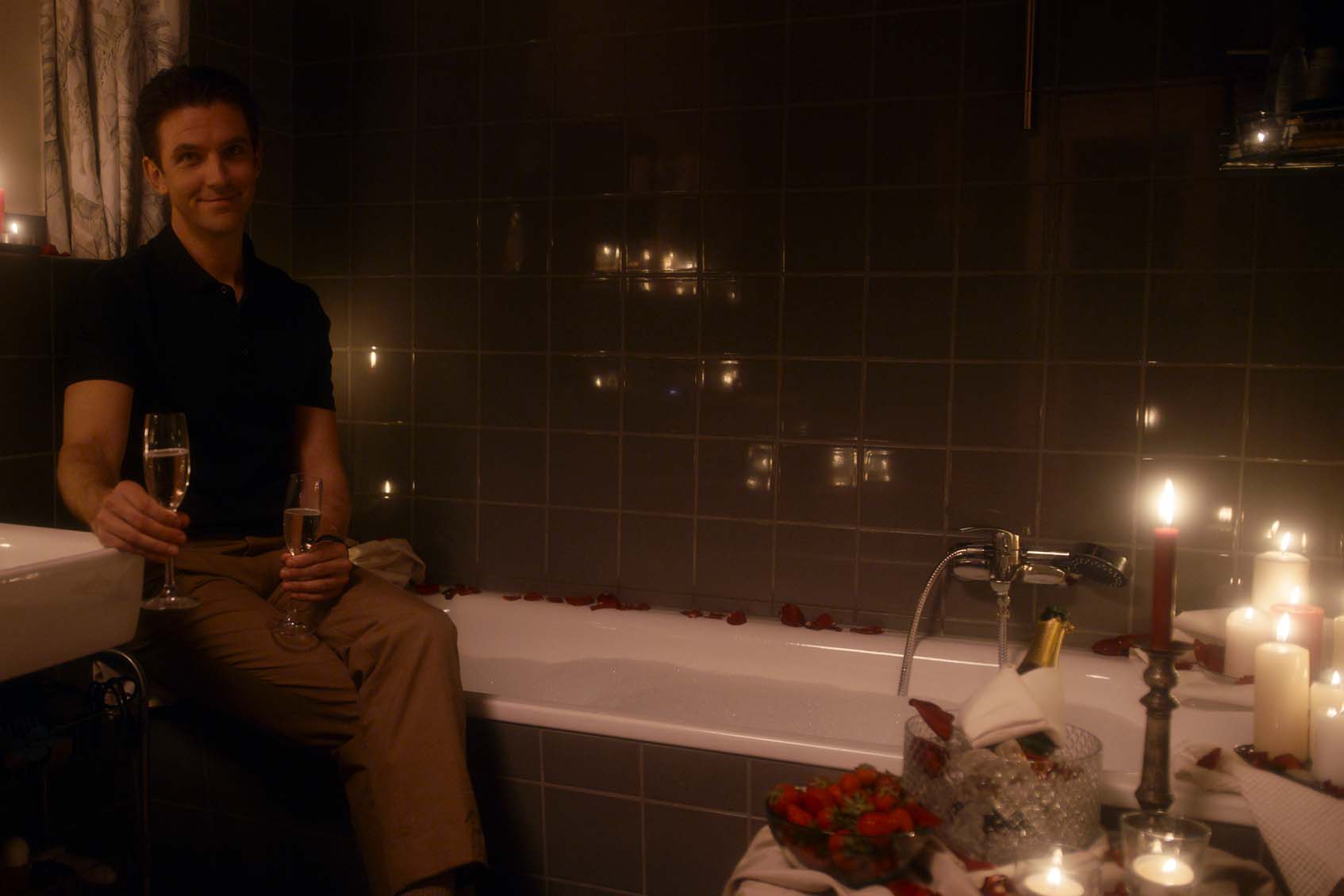 ダン・スティーヴンスが『プリティ・ウーマン』の名場面を再現!?『アイム・ユア・マン 恋人はアンドロイド』ロマンティックなシーン写真6点解禁