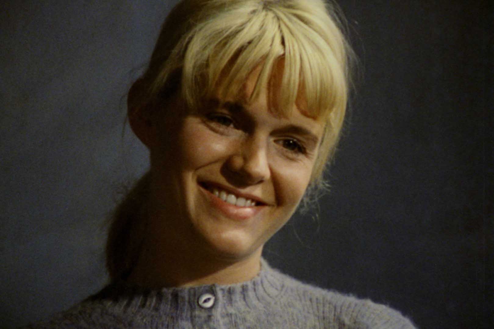 名匠ケン・ローチのデビュー作『夜空に星のあるように』予告編が完成 夢と現実のはざまで揺れ動くシングルマザーを静かなまなざしで見つめる