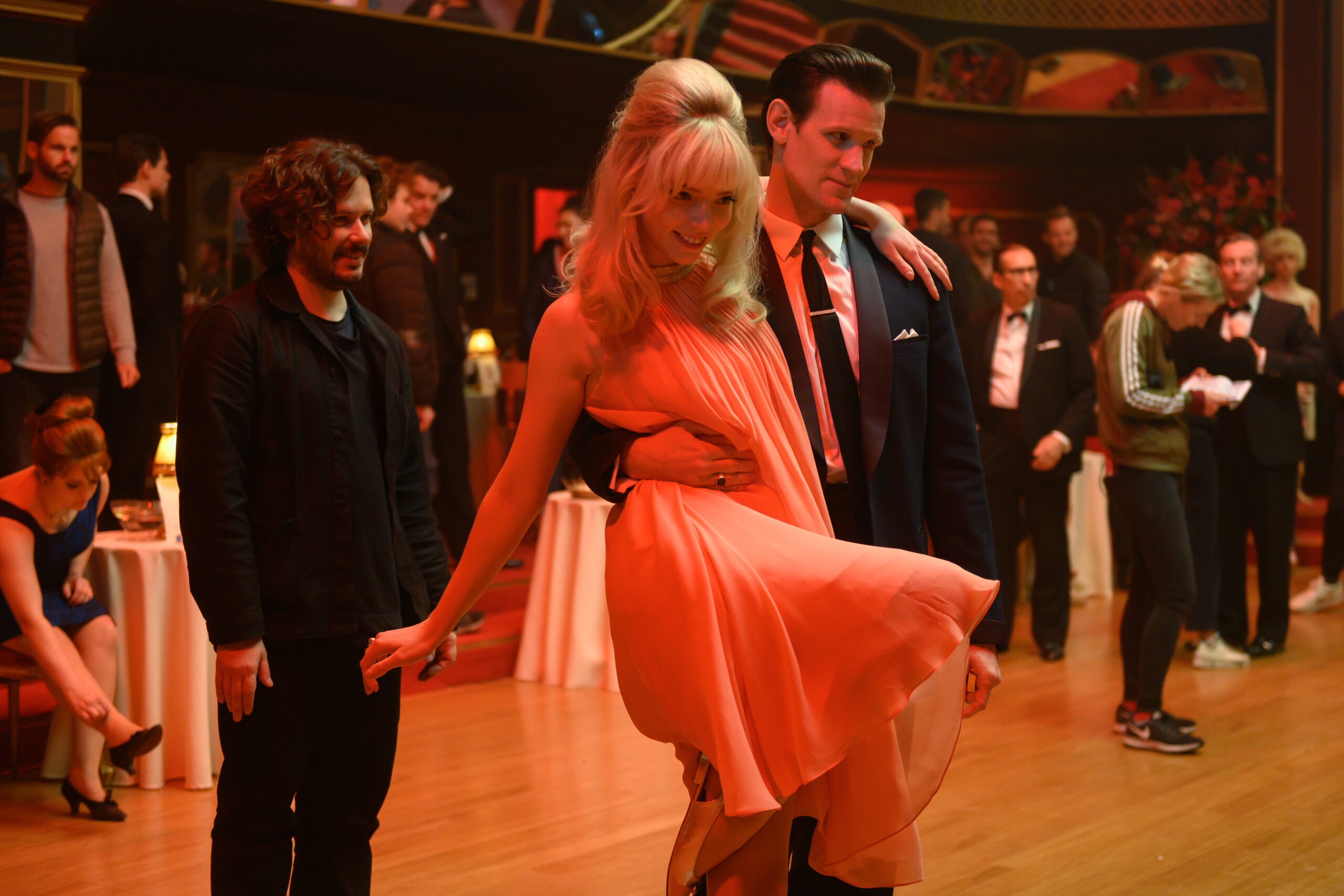驚異の「シンクロ」ダンスに目が釘付け! アニャ・テイラー=ジョイ&トーマシン・マッケンジーが踊る『ラストナイト・イン・ソーホー』本編映像解禁