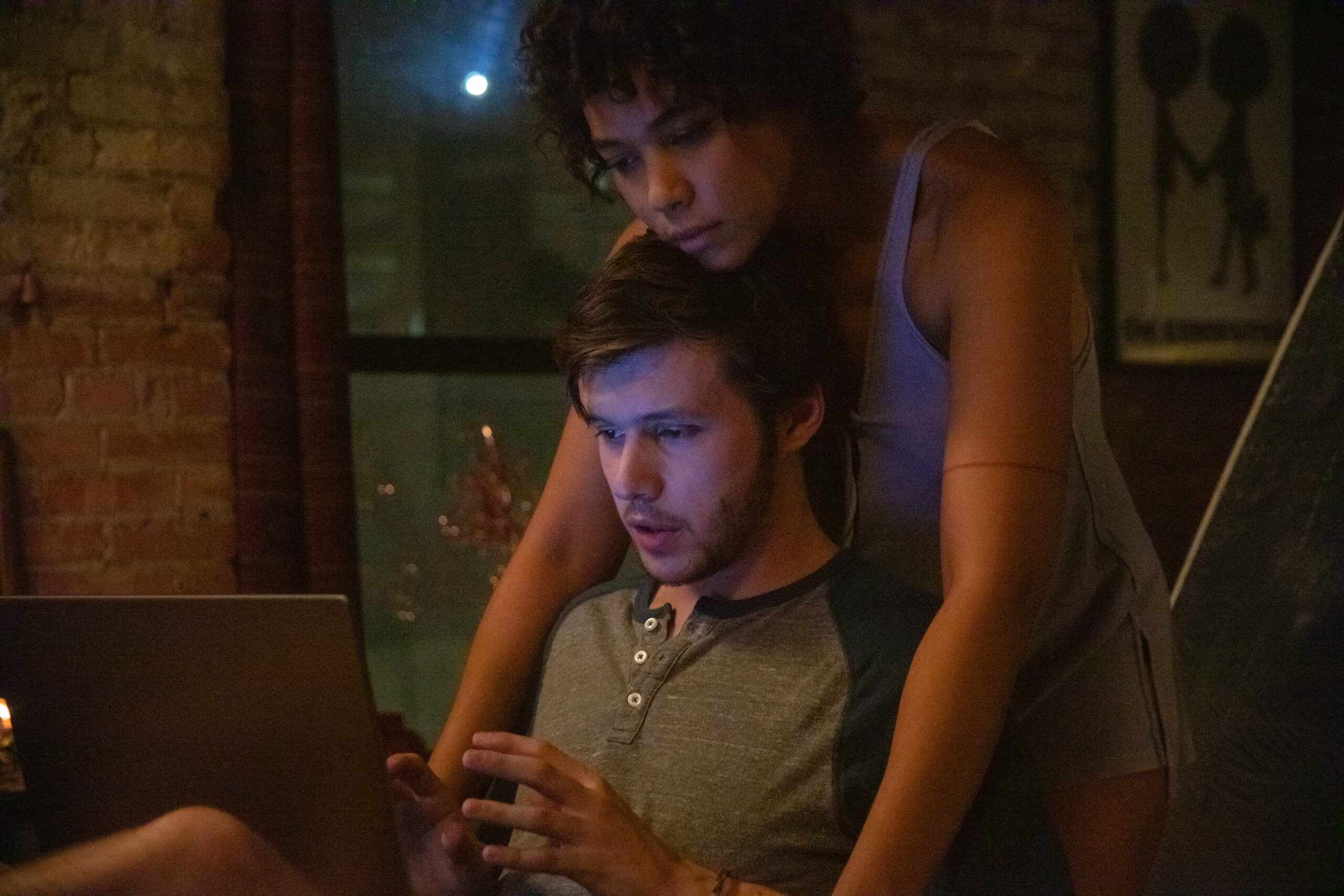 たった1⽇で驚異の1億円の売り上げ! 実在した史上最大の「闇サイト」誕生の瞬間を捉えた『シルクロード.com』本編映像解禁