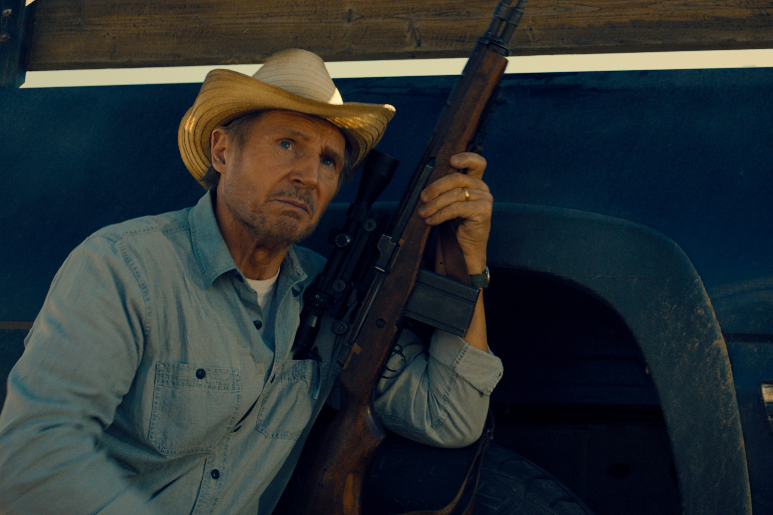 “的中率100%の最強狙撃兵”リーアム・ニーソンが荒野で緊迫の銃撃戦! 主演最新作『マークスマン』本編映像解禁