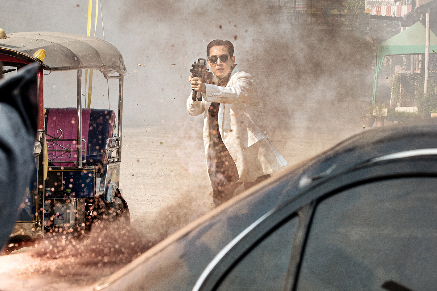 『イカゲーム』のイ・ジョンジェが銃と手榴弾をぶっ放す！『ただ悪より救いたまえ』怒涛のアクションシーン映像解禁