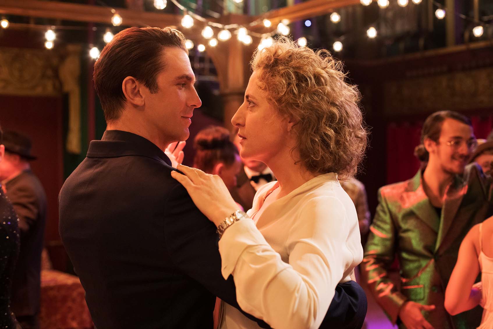 ダン・スティーヴンスがダンス中に突然バグる!?『アイム・ユア・マン 恋人はアンドロイド』本編映像解禁
