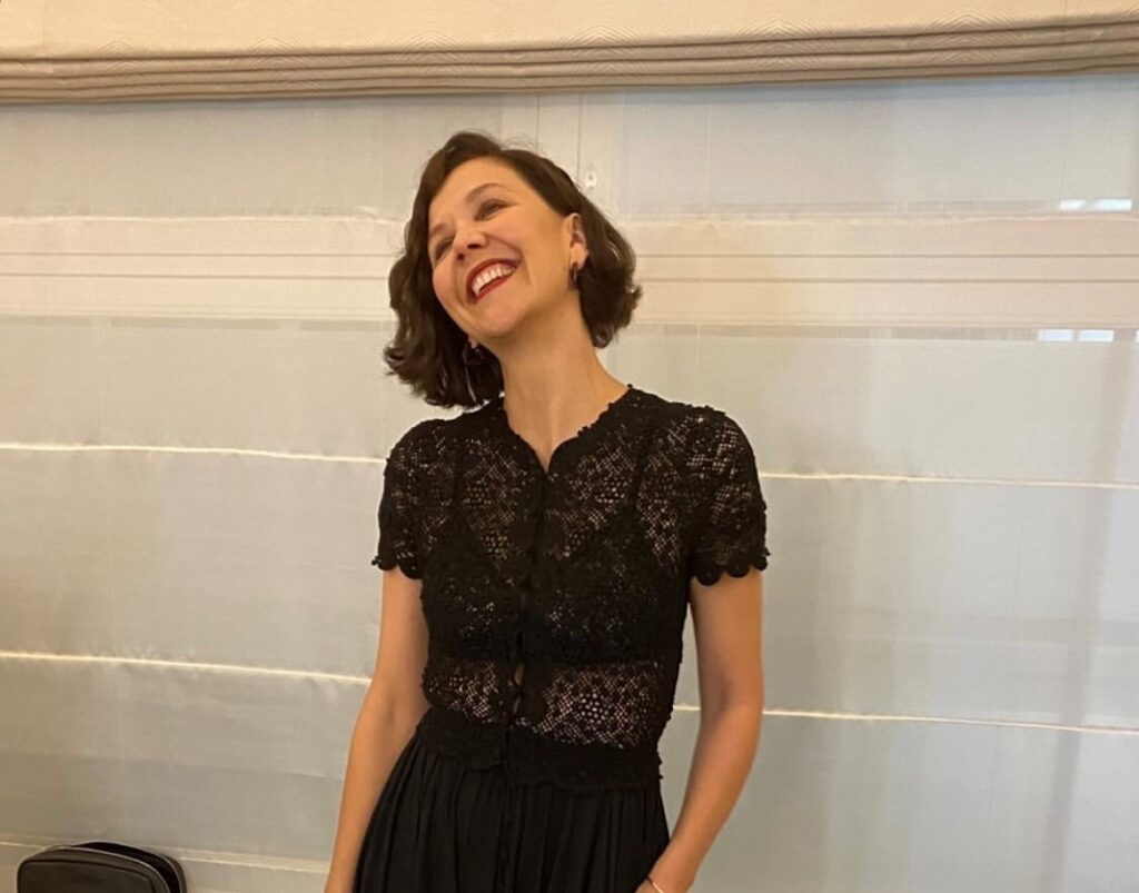 映画『ロスト・ドーター』スクリーニングにマギー・ギレンホールがディオール着用で登場