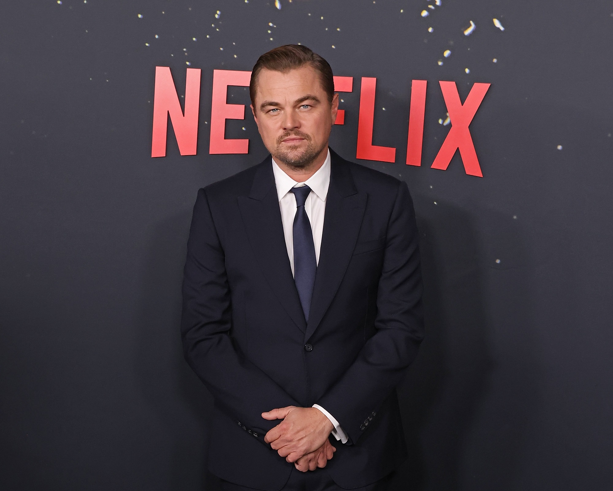 レオナルド・ディカプリオが主演最新作『ドント・ルック・アップ』ワールドプレミアにてアレキサンダー・マックイーンを着用