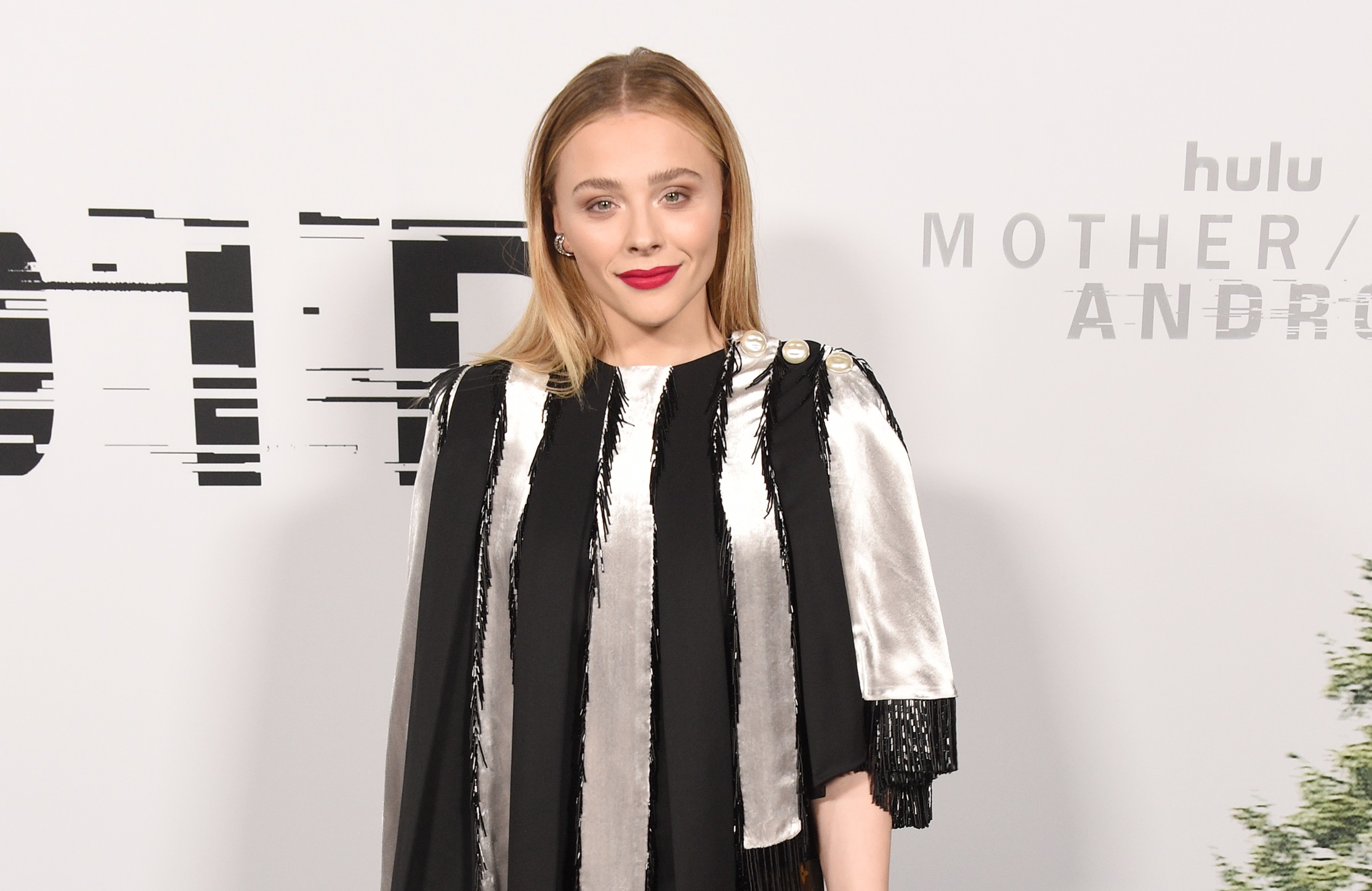 クロエ・グレース・モレッツが映画 『マザー/アンドロイド』のプレミアでルイ・ヴィトンを着用