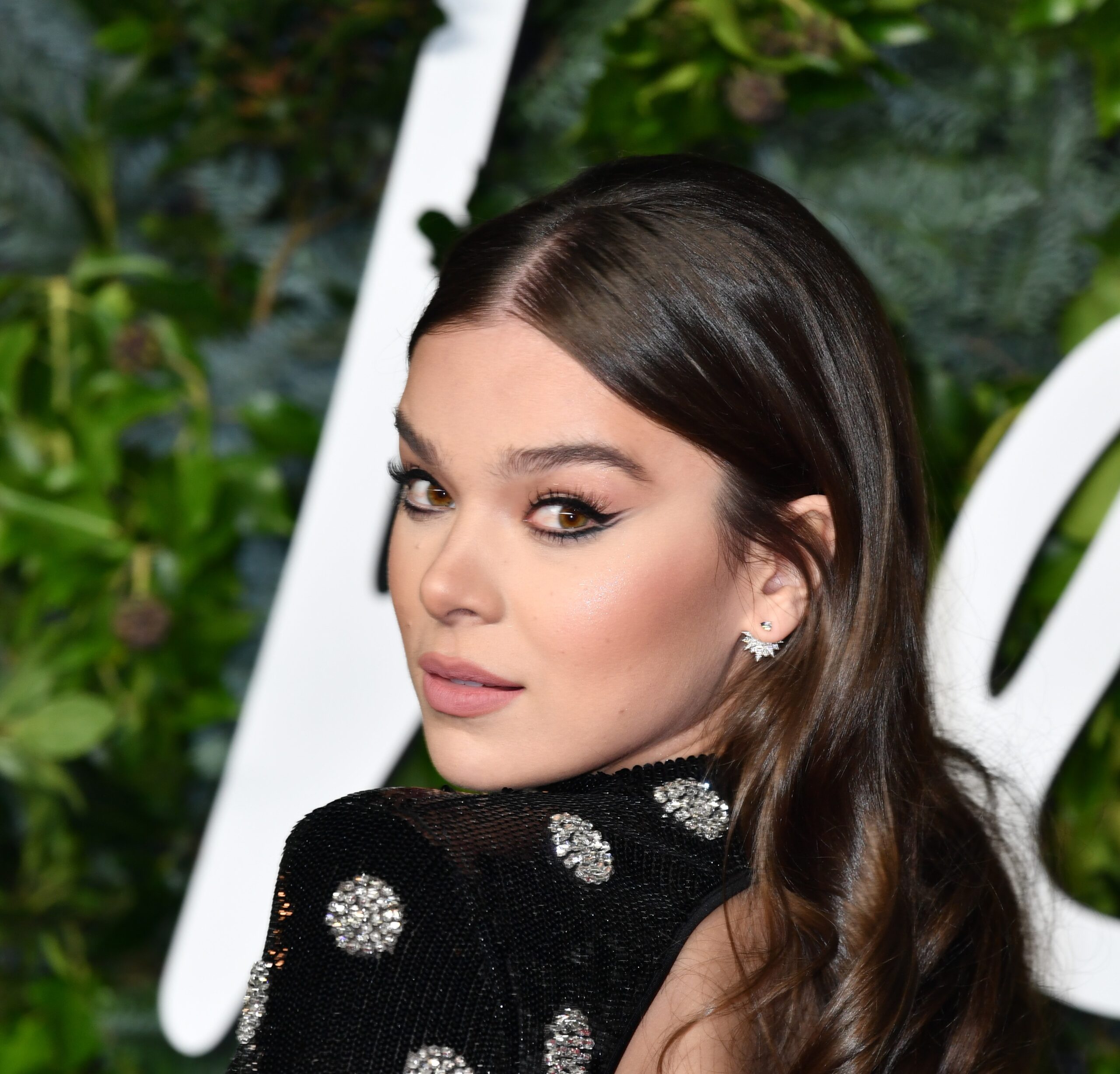 『ホークアイ』ヘイリー・スタインフェルドが「ファッション・アワード2021」にピアジェのジュエリーをまとって登場