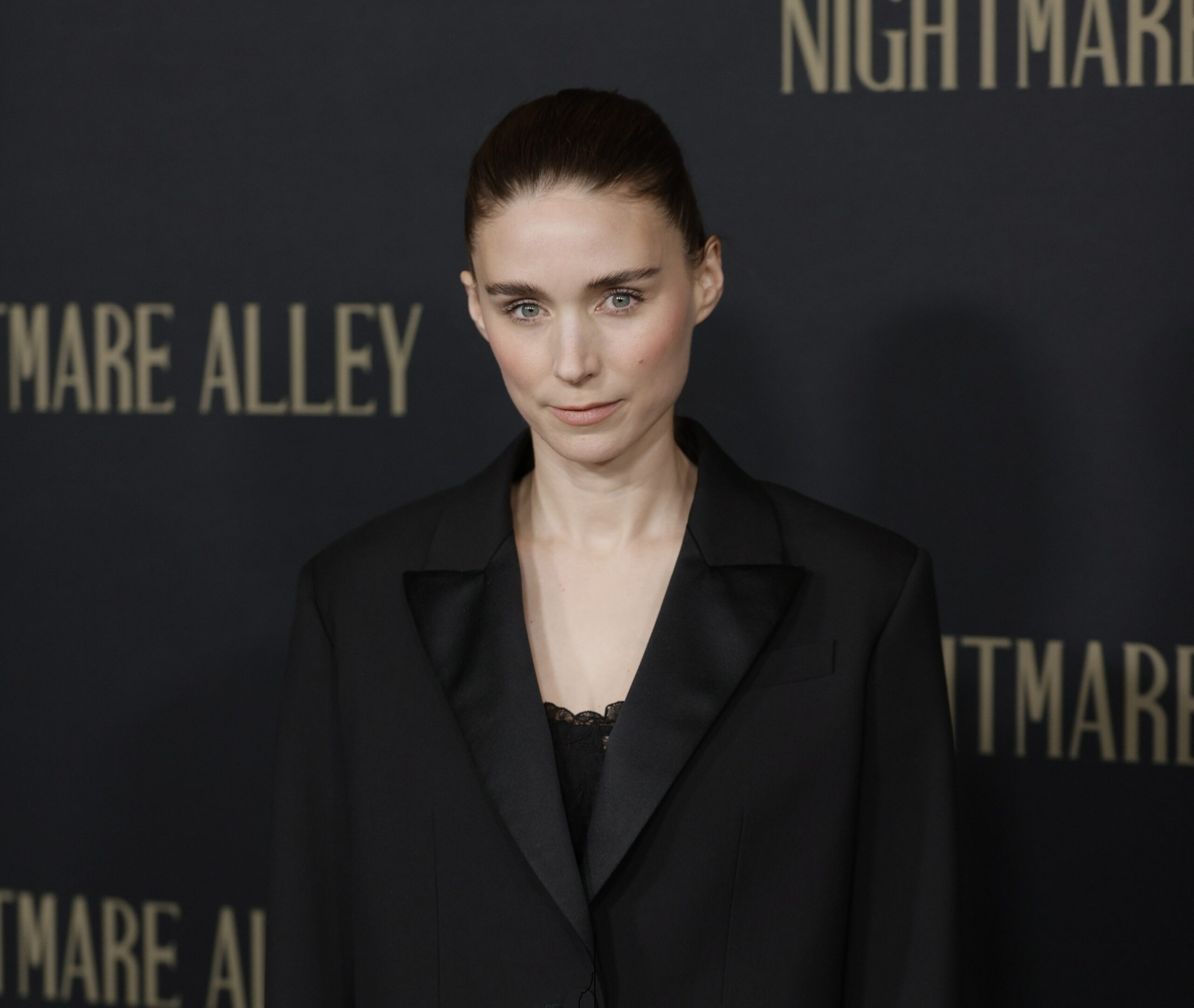 ルーニー・マーラが新作『ナイトメア・アリー』プレミアでアレキサンダー・マックイーンを着用