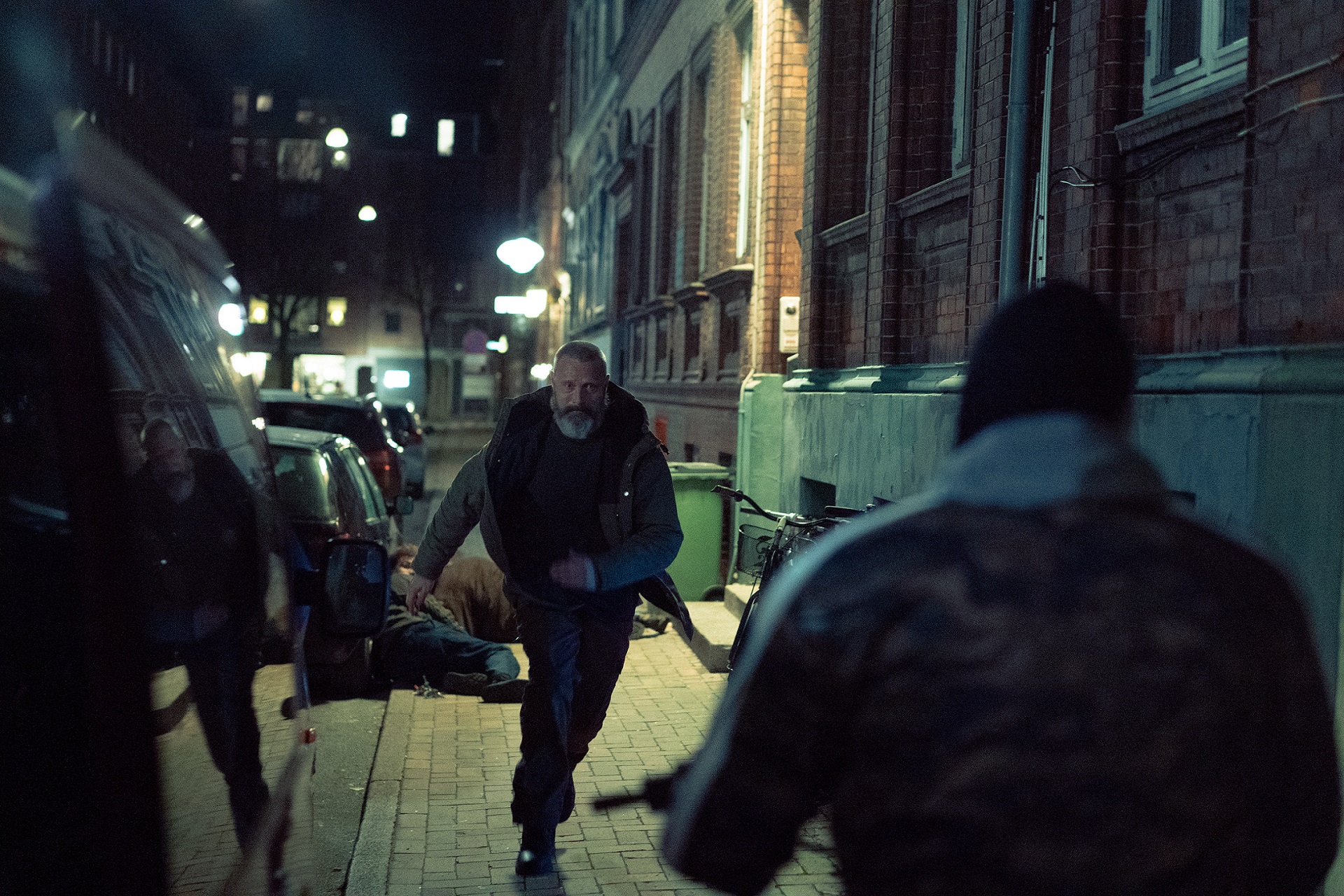 武装ギャングを一人で殲滅する「強すぎマッツ・ミケルセン」に仲間もドン引き!?『ライダーズ・オブ・ジャスティス』本編映像解禁