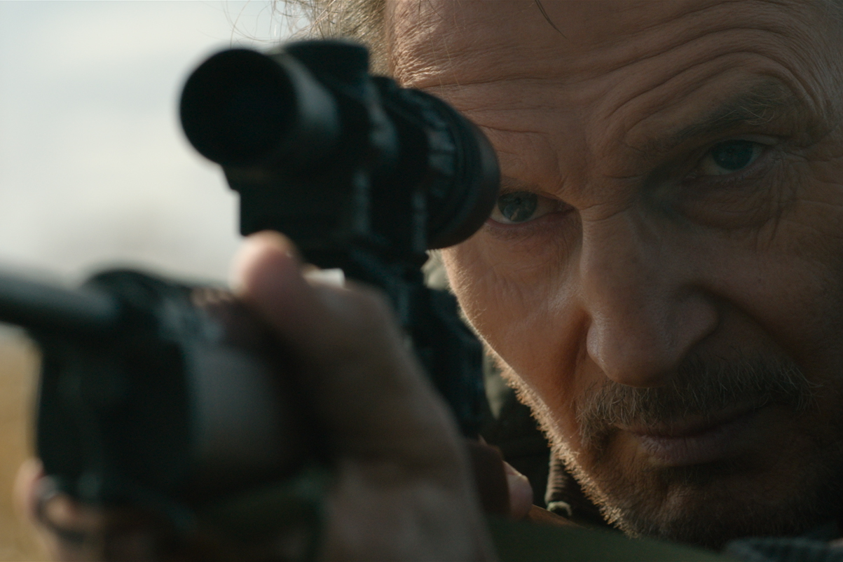 リーアム・ニーソンがたった2発の銃弾で極悪一味を地獄へ送る!『マークスマン』100発100中の狙撃シーン映像解禁