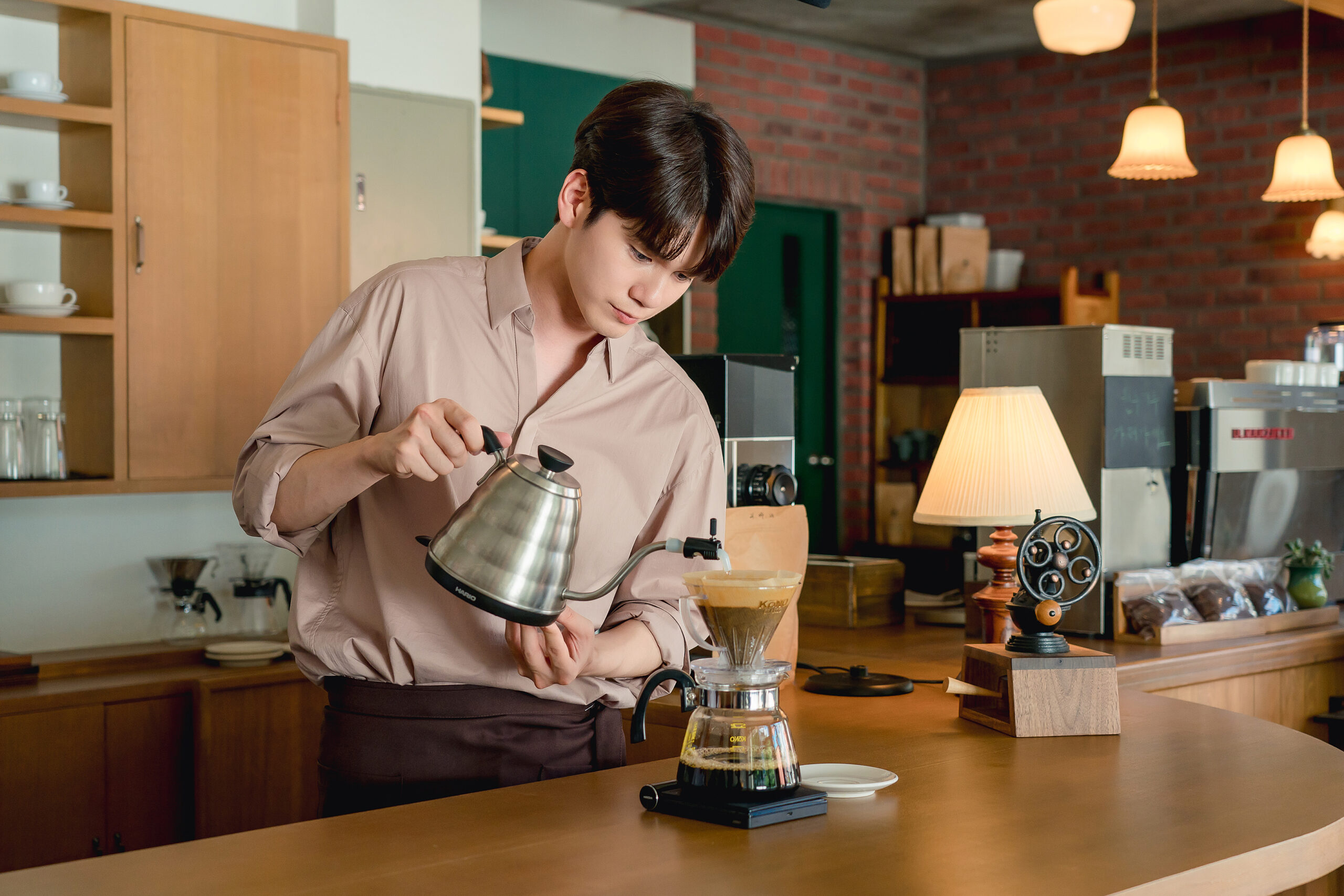 元「Wanna One」オン・ソンウの初々しい新人バリスタ姿公開!『コーヒーを飲みましょうか?』予告映像解禁