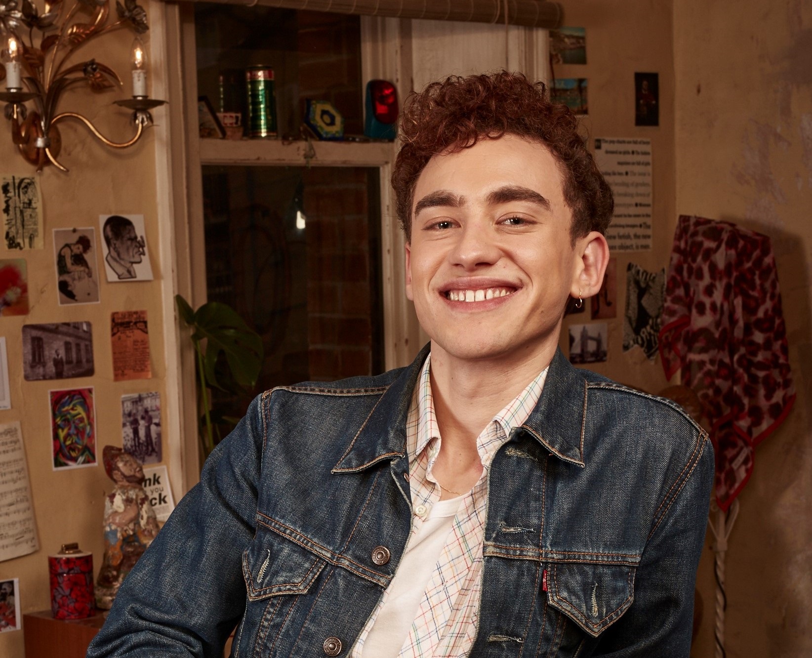 「私自身もゲイである自分が嫌で、他の誰かになろうとしていました」空前の大ヒットドラマ『IT’S A SIN』を主演オリー・アレクサンダーが語る