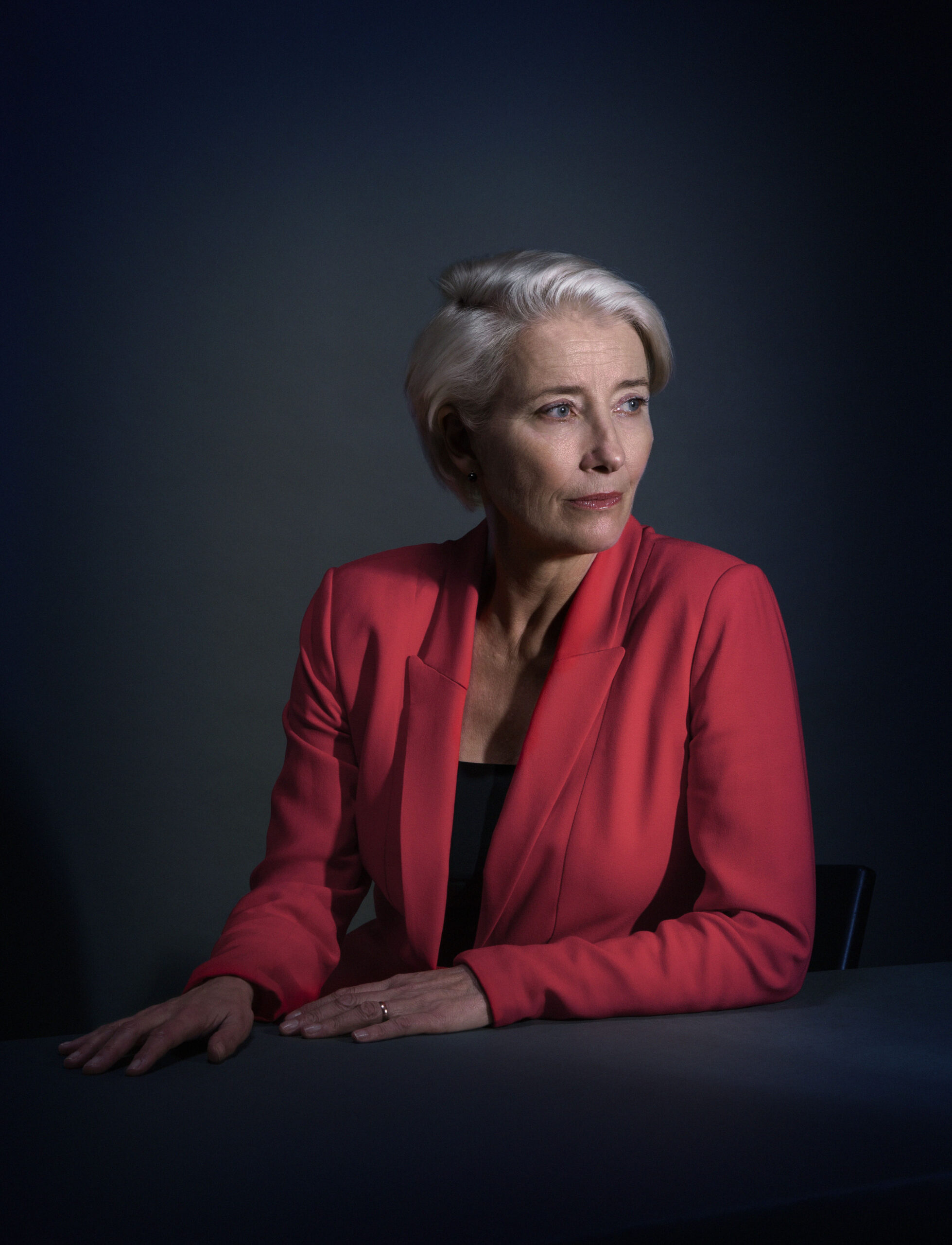 エマ・トンプソン、過激な英首相役は「面白くて自虐的で魅力的に演じようと努めた」話題の海外ドラマ 『2034』を語る