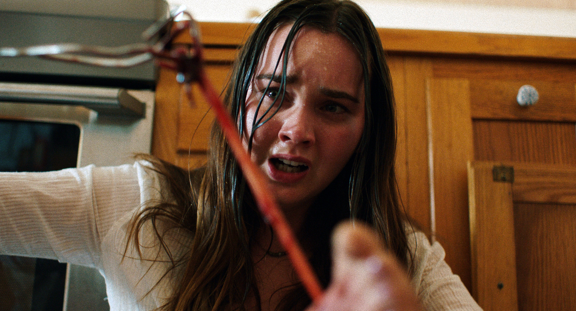 不気味なネバネバに寄生される恐怖を描いた感染ホラー『ザ・ビーチ』予告編が解禁