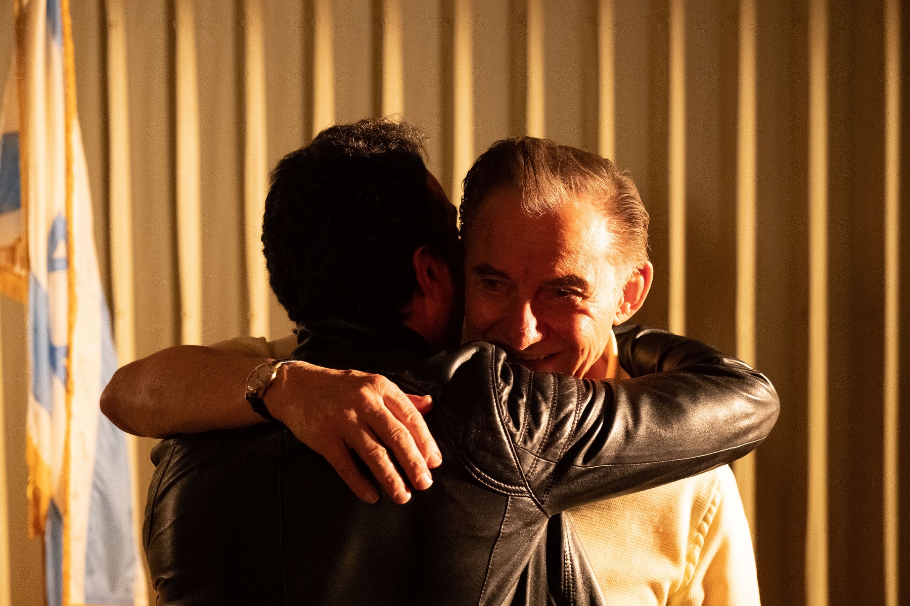 伝説のマフィアを演じる名優ハーヴェイ・カイテルが笑顔で監督とハグ!『ギャング・オブ・アメリカ』メイキング写真解禁