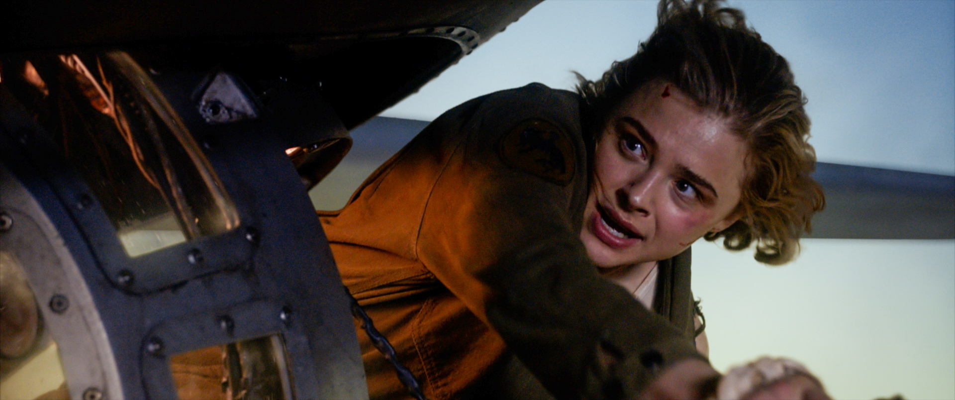 本日はクロエ・グレース・モレッツ、25歳の誕生日! 主演最新作『シャドウ・イン・クラウド』場面写真一挙解禁