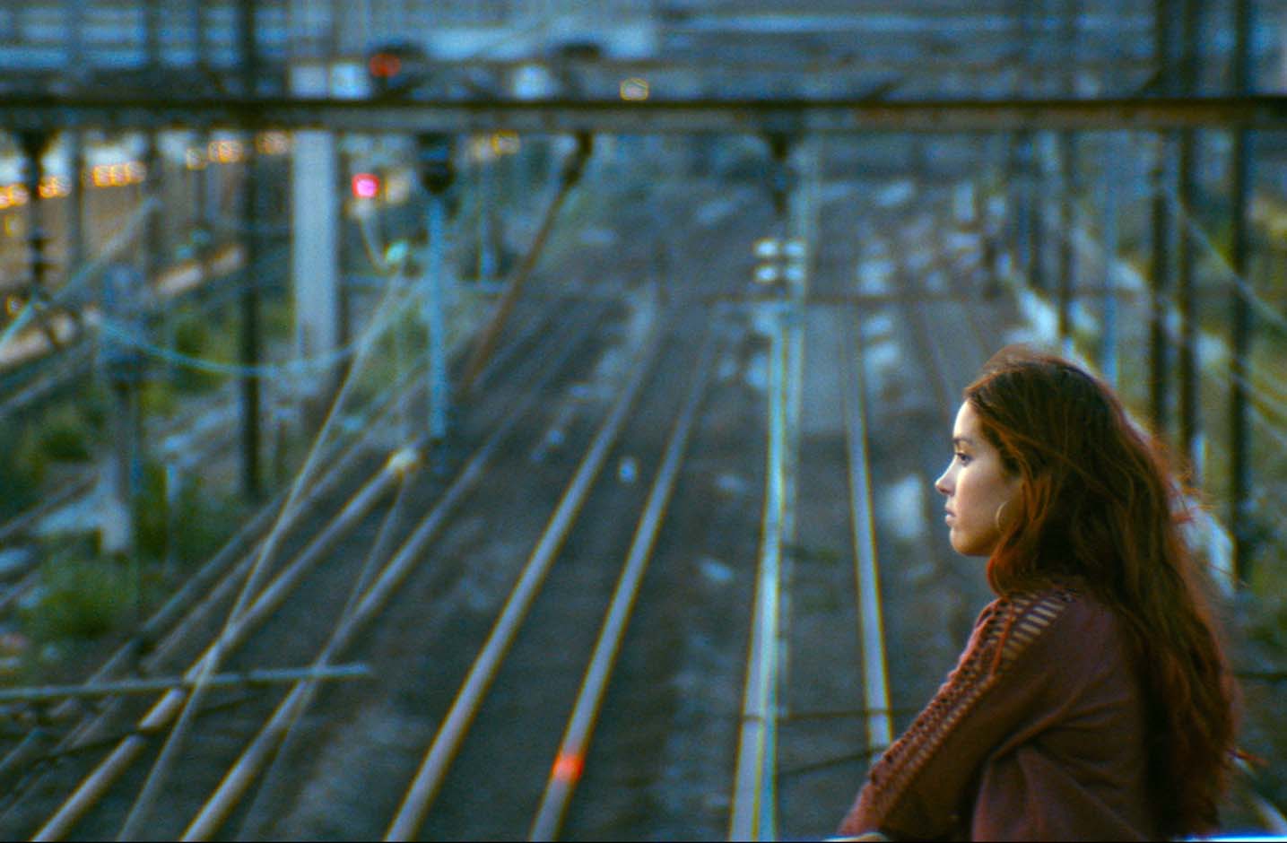 望遠鏡越しに出会った美少女への恋が生まれる――「団地」が舞台の青春映画『GAGARINE/ガガーリン』冒頭映像解禁