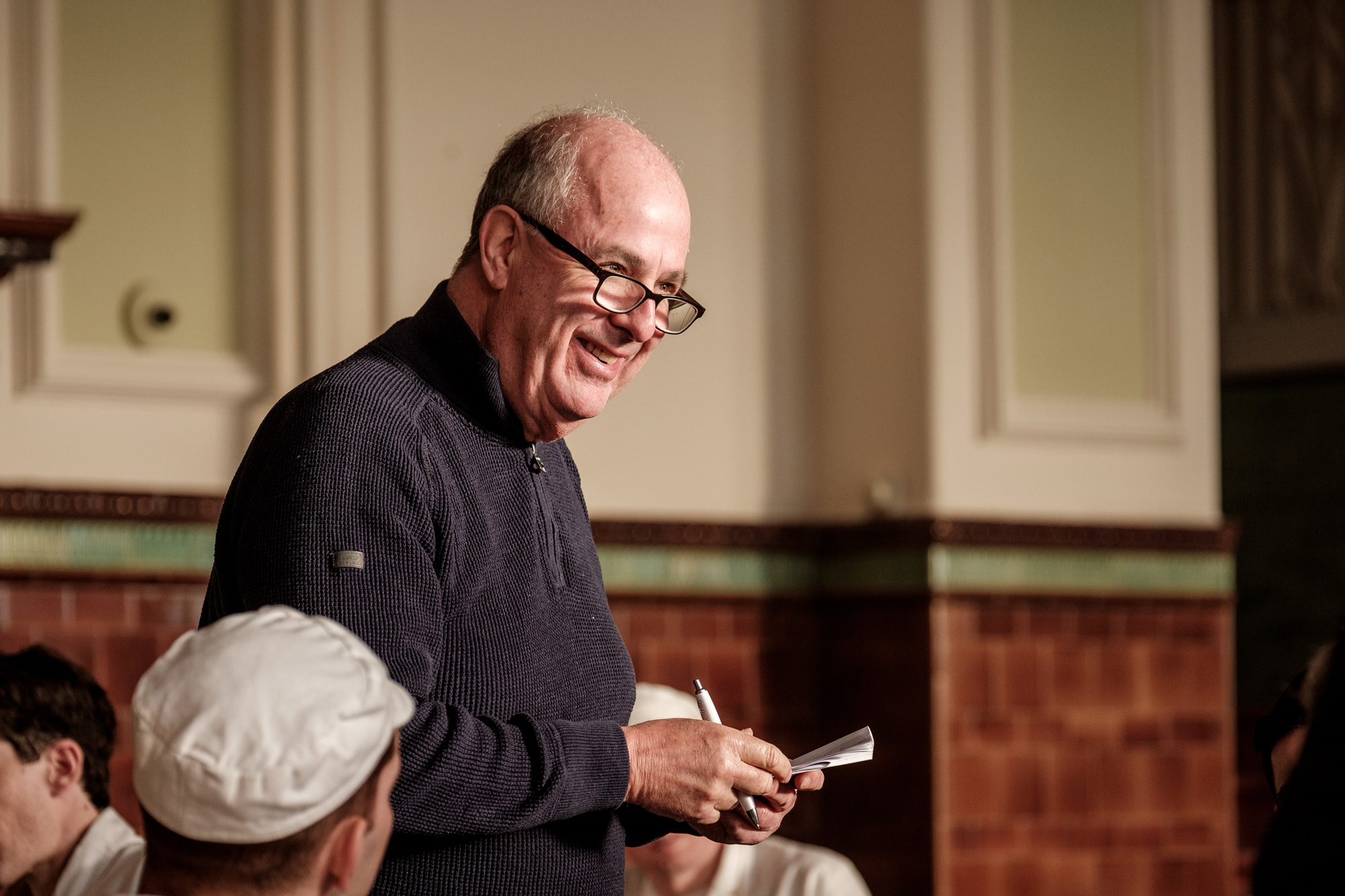 『ノッティングヒルの恋人』ロジャー・ミッシェル監督、貴重な生前のインタビュー映像解禁　長編遺作は「見終わると笑顔になってる」